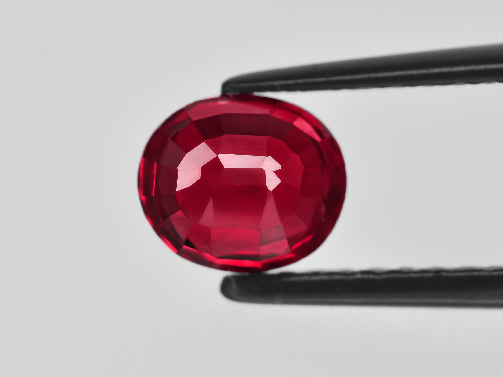 8801400-oval-vivid-pigeon-blood-red-grs-mozambique-natural-ruby-2.03-ct