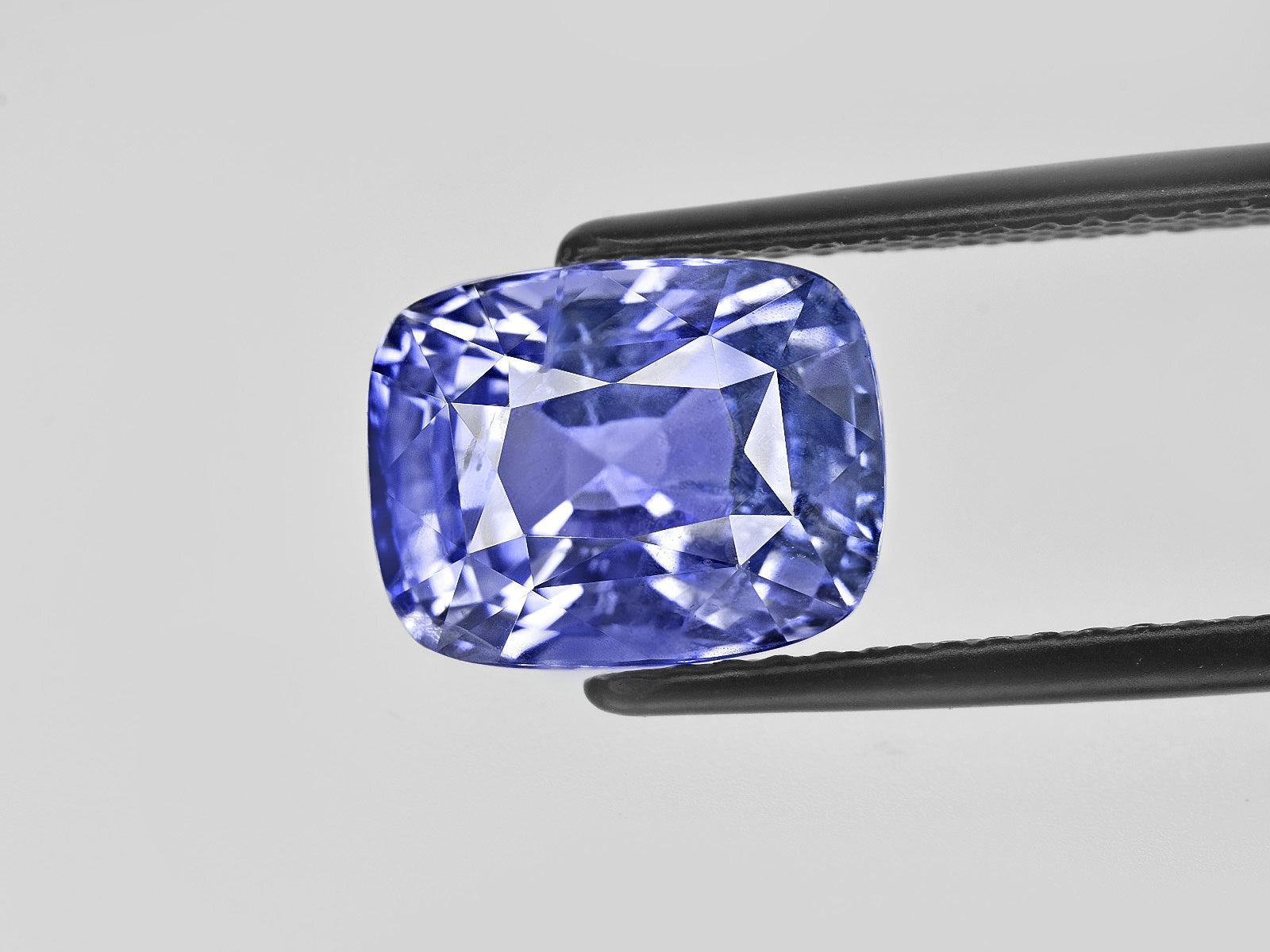 8801831-cushion-lustrous-violetish-blue-changing-to-purple-grs-sri-lanka-natural-color-change-sapphire-8.62-ct