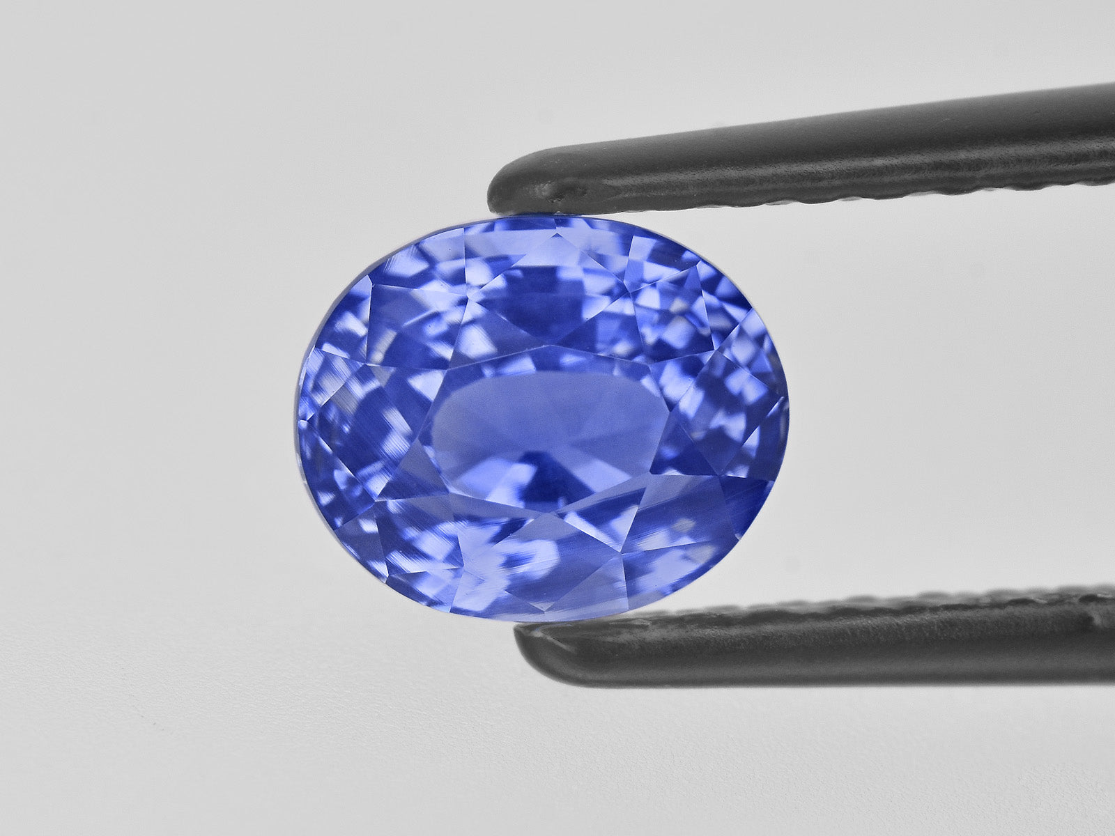 8801843-oval-velvety-cornflower-blue-grs-sri-lanka-natural-blue-sapphire-2.35-ct
