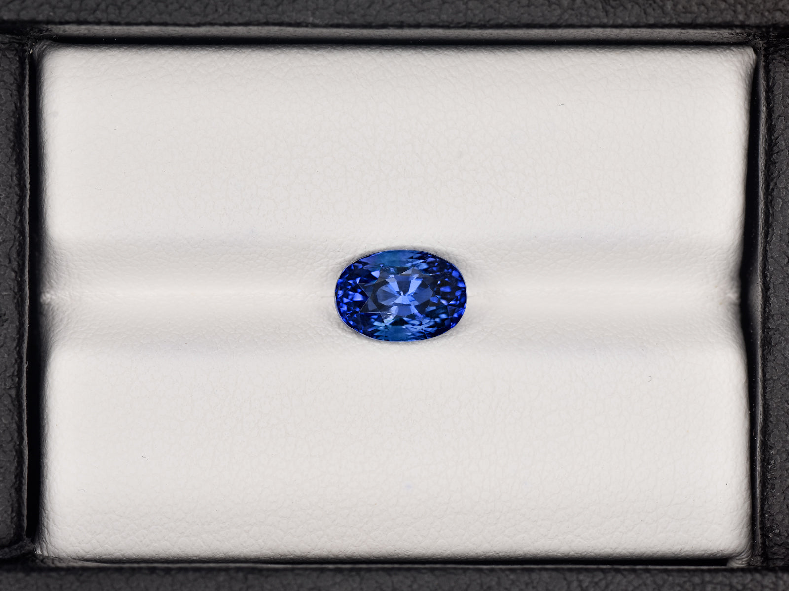 8801882-oval-fiery-intense-royal-blue-gia-kashmir-natural-blue-sapphire-2.42-ct