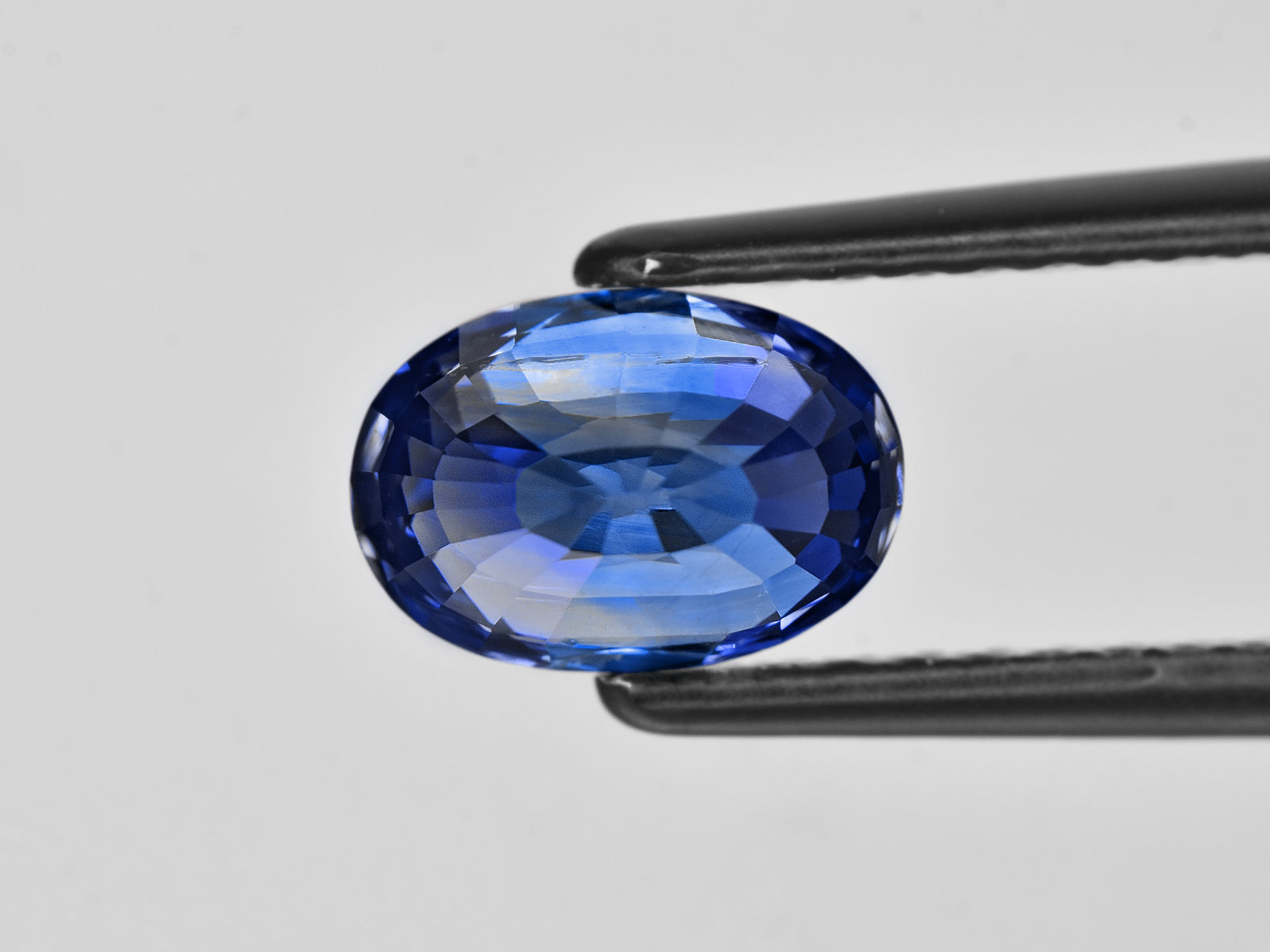 8801882-oval-fiery-intense-royal-blue-gia-kashmir-natural-blue-sapphire-2.42-ct