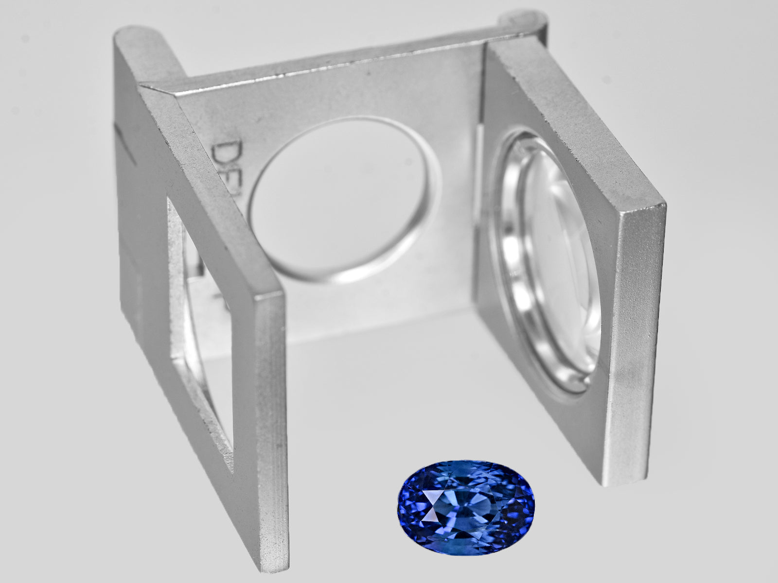 8801882-oval-fiery-intense-royal-blue-gia-kashmir-natural-blue-sapphire-2.42-ct