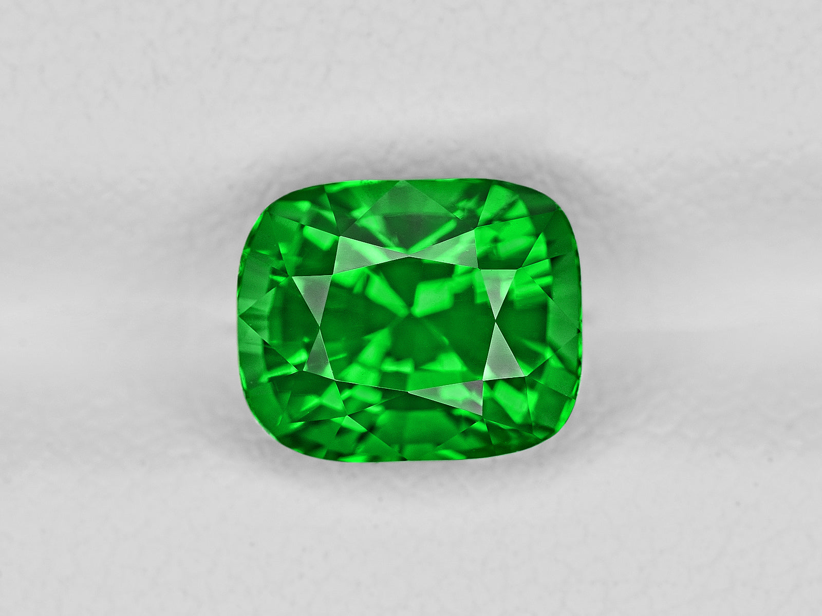 8801369-cushion-fiery-vivid-green-gia-kenya-natural-tsavorite-garnet-3.18-ct