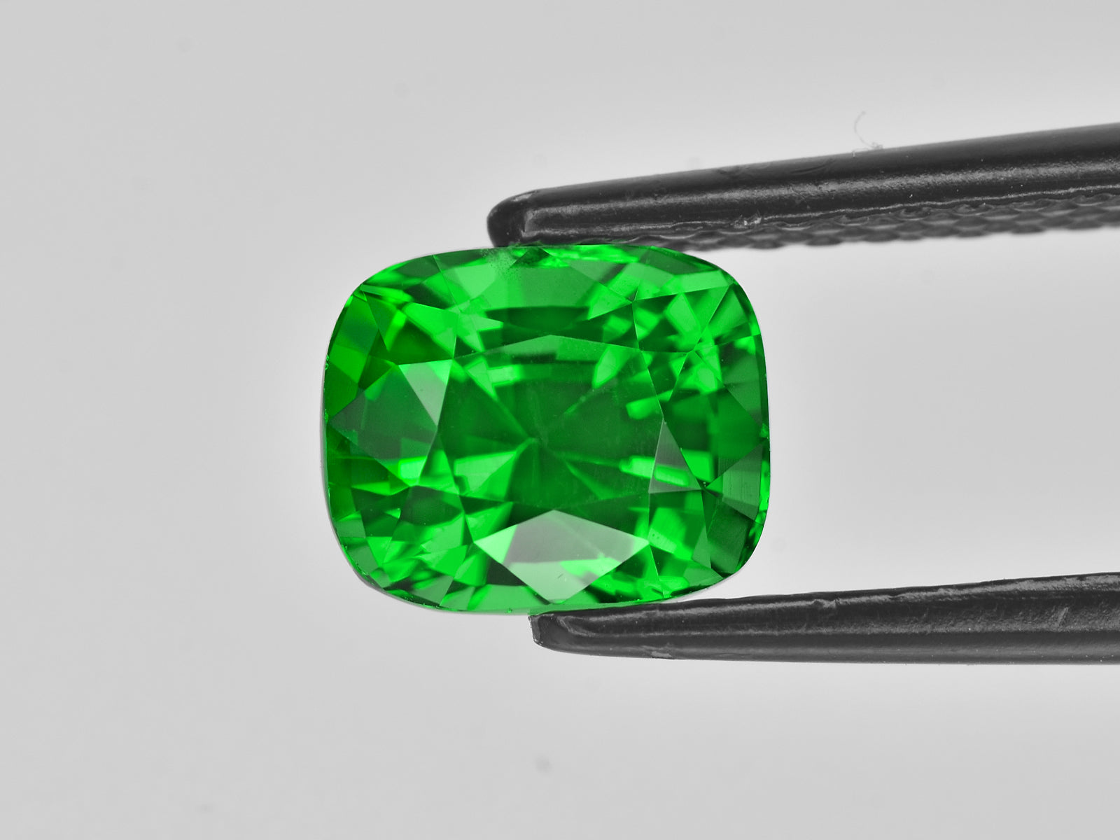 8801369-cushion-fiery-vivid-green-gia-kenya-natural-tsavorite-garnet-3.18-ct