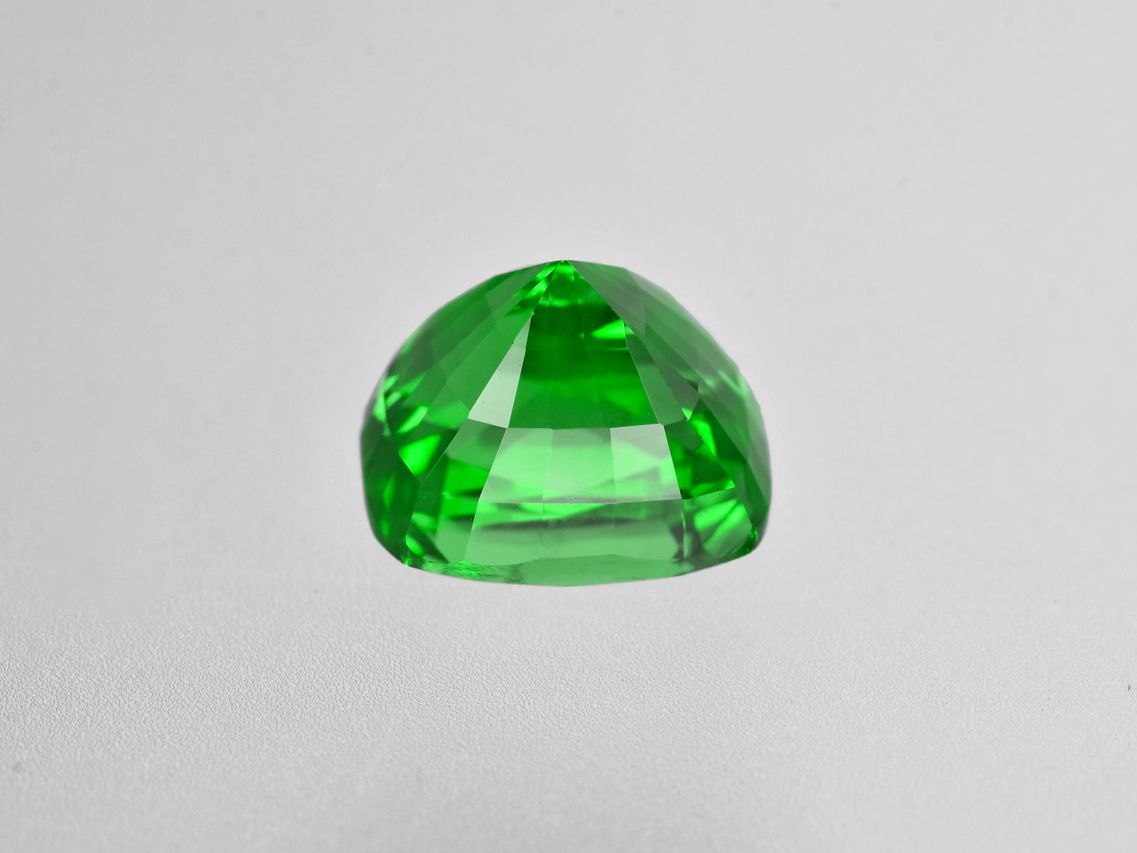 8801369-cushion-fiery-vivid-green-gia-kenya-natural-tsavorite-garnet-3.18-ct