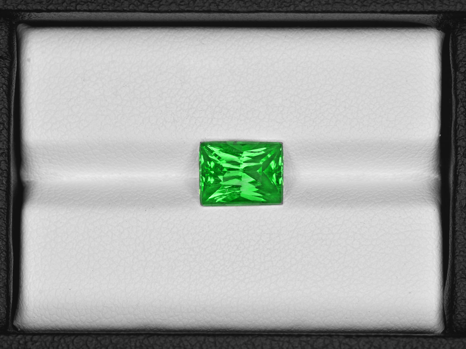 8801370-rectangular-fiery-intense-green-gia-kenya-natural-tsavorite-garnet-3.03-ct