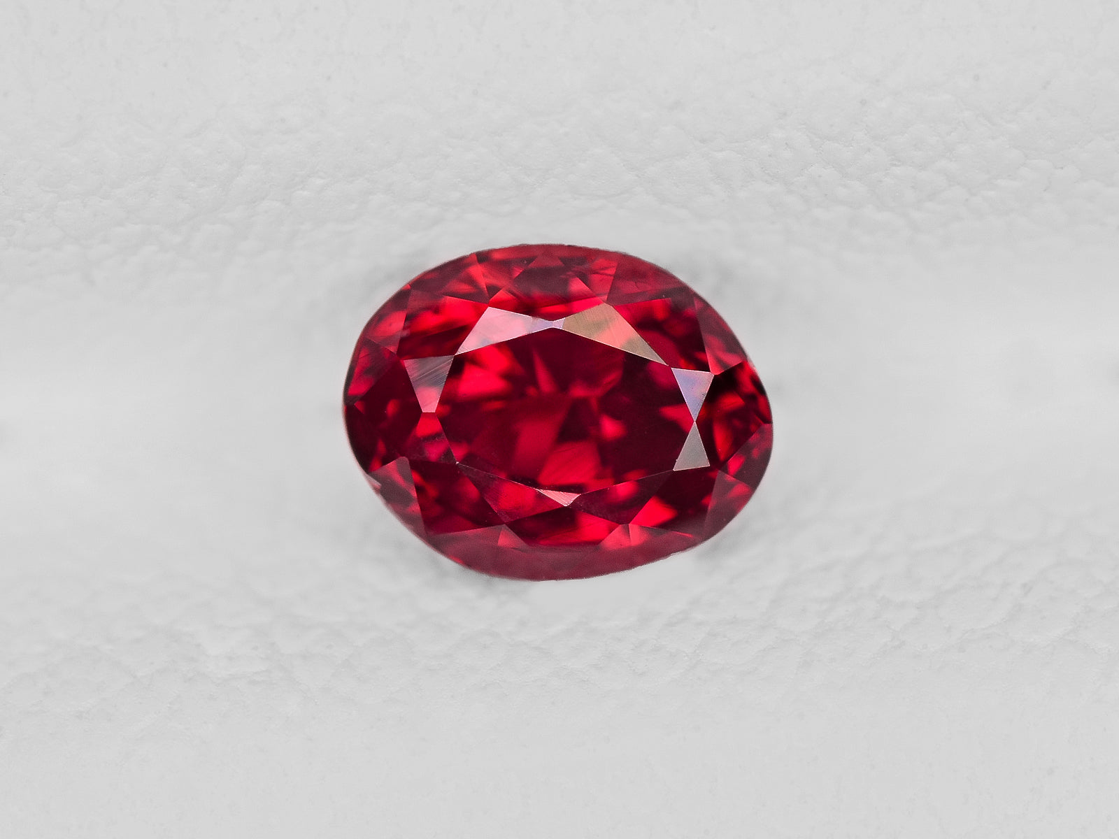 8801534-oval-fiery-vivid-pigeon-blood-red-igi-mozambique-natural-ruby-0.63-ct