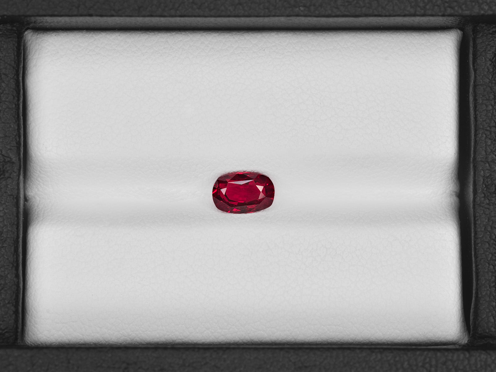 8801848-oval-intense-pigeon-blood-red-grs-mozambique-natural-ruby-1.03-ct