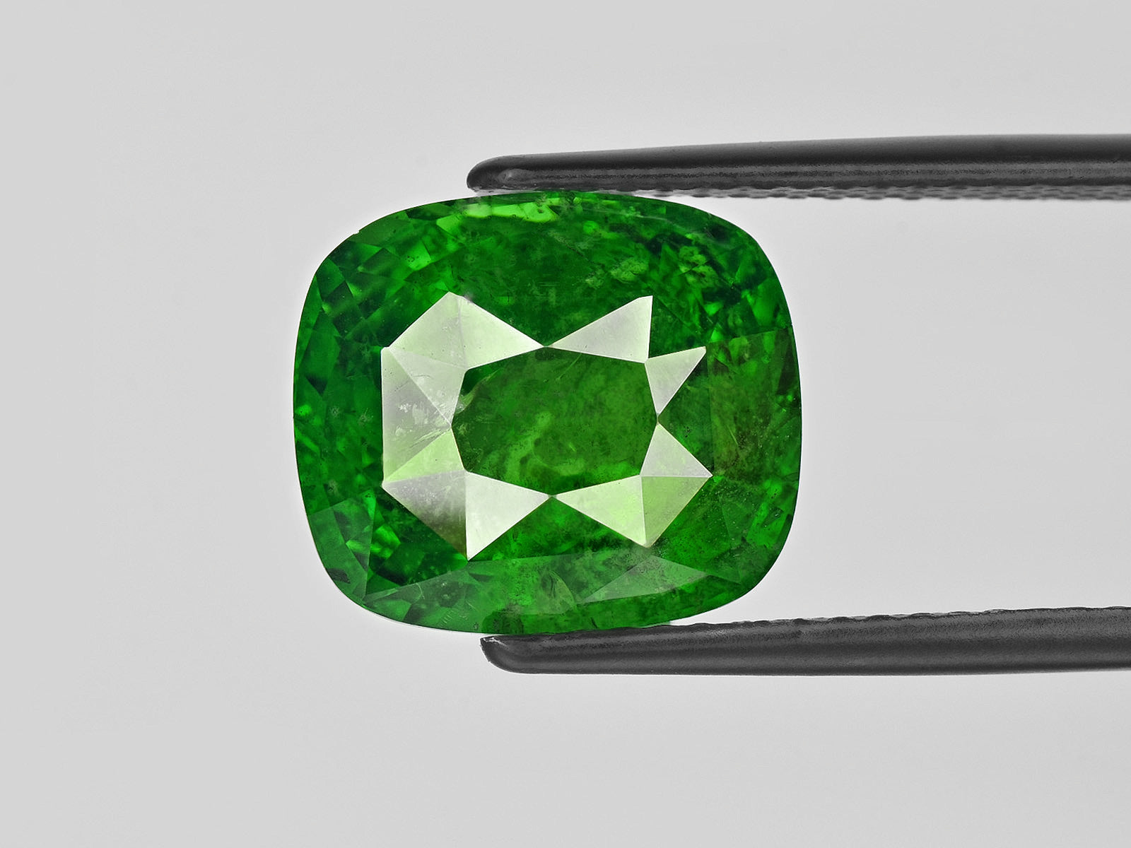 8801371-cushion-fiery-vivid-green-grs-kenya-natural-tsavorite-garnet-11.72-ct