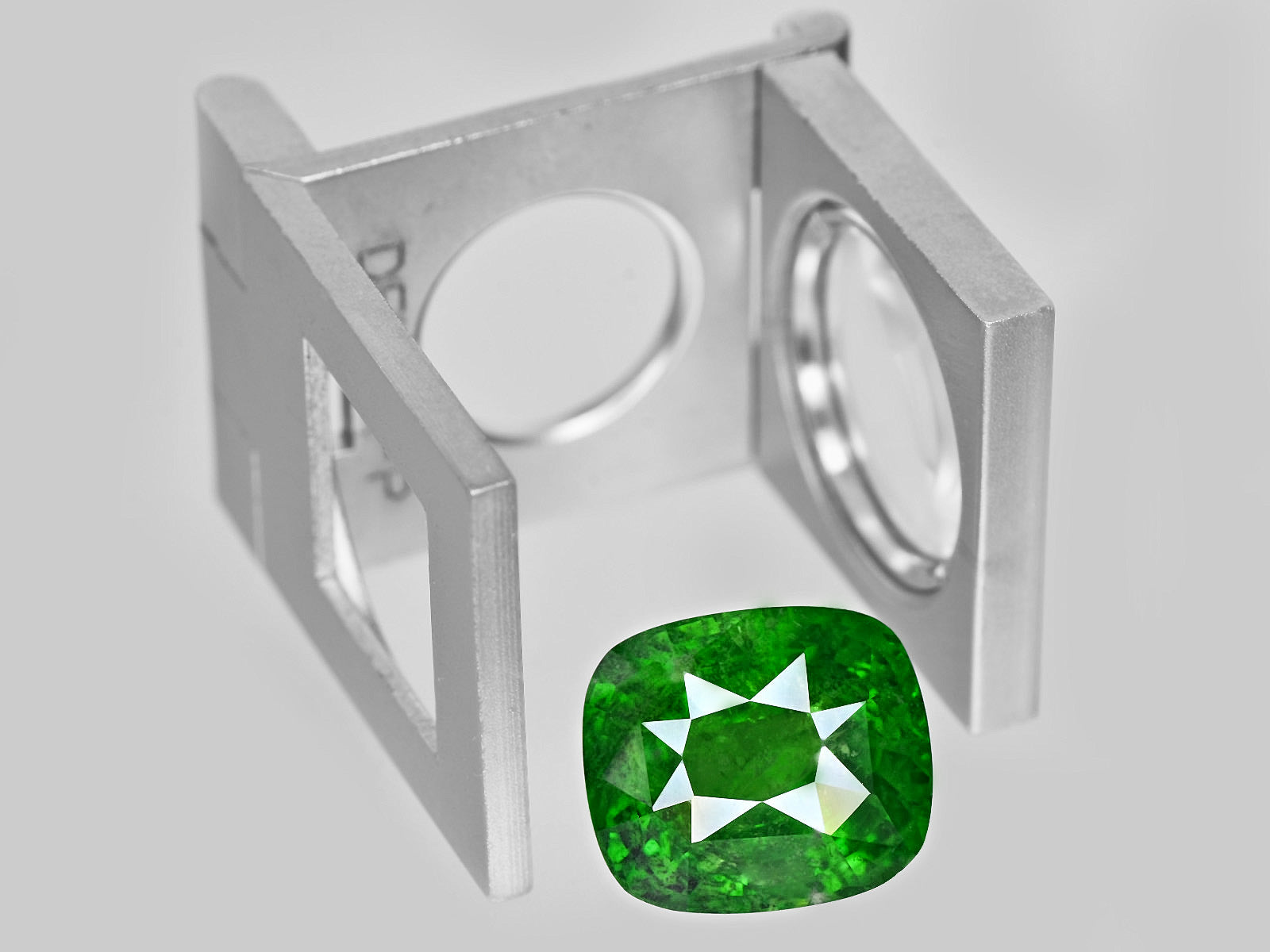 8801371-cushion-fiery-vivid-green-grs-kenya-natural-tsavorite-garnet-11.72-ct