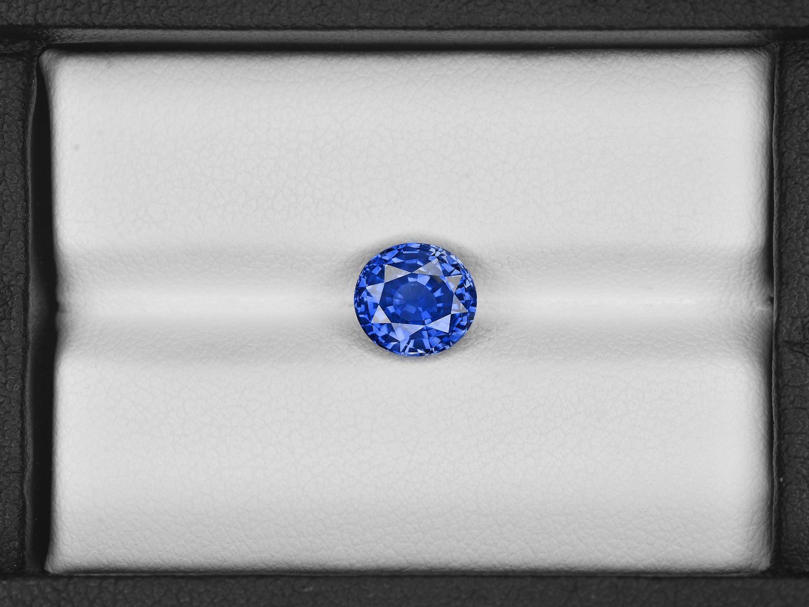 8801849-oval-fiery-intense-blue-grs-sri-lanka-natural-blue-sapphire-2.58-ct