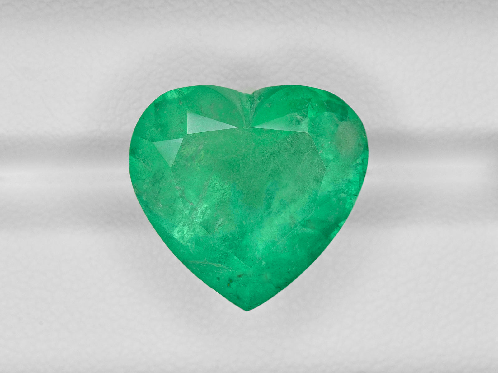 8801414-heart-lively-green-grs-colombia-natural-emerald-14.61-ct