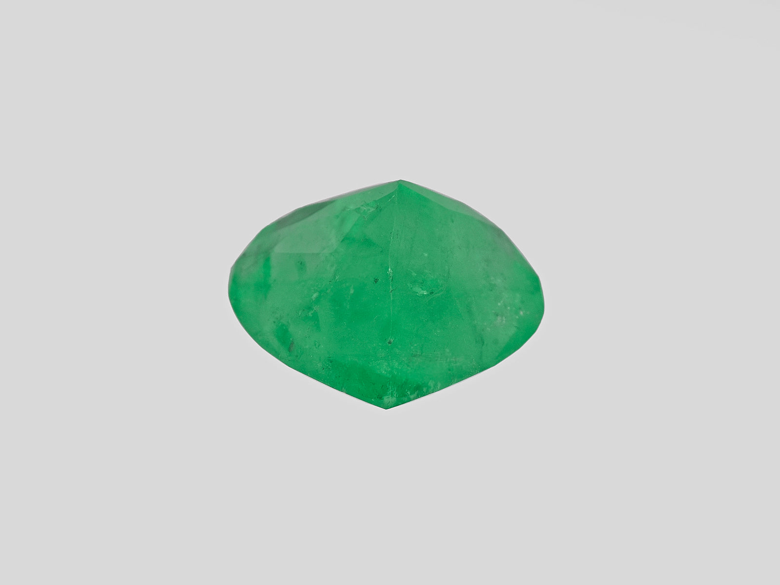 8801414-heart-lively-green-grs-colombia-natural-emerald-14.61-ct