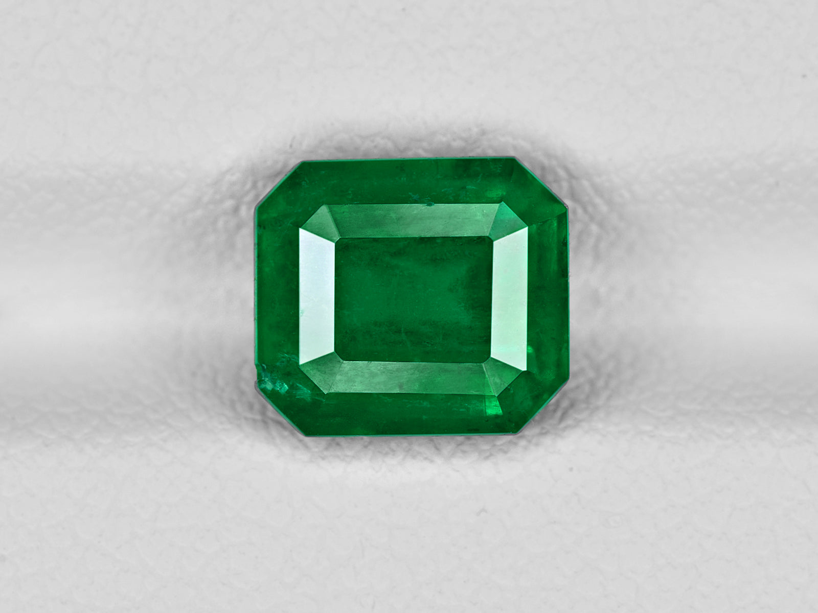 8801423-octagonal-rich-velvety-royal-green-grs-colombia-natural-emerald-2.51-ct