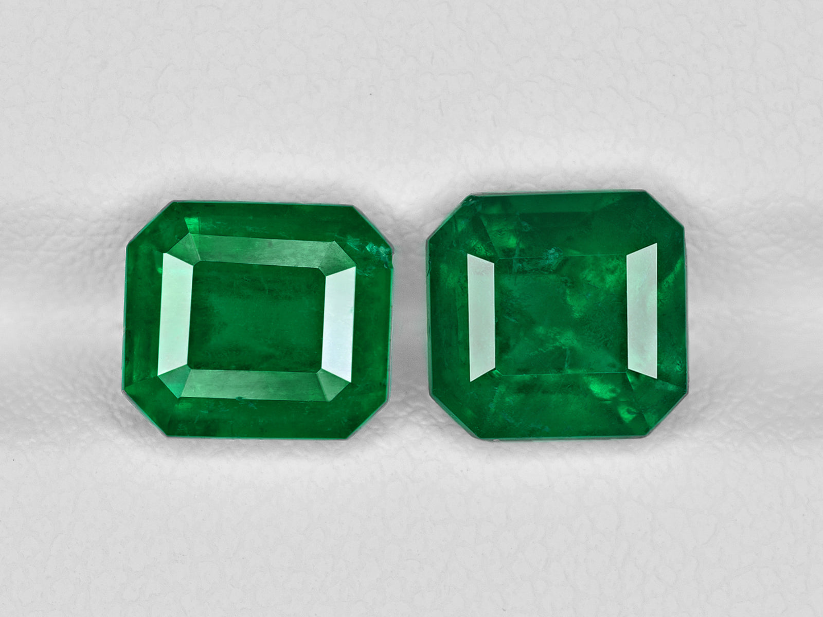 8801425-octagonal-rich-velvety-royal-green-grs-colombia-natural-emerald-4.86-ct