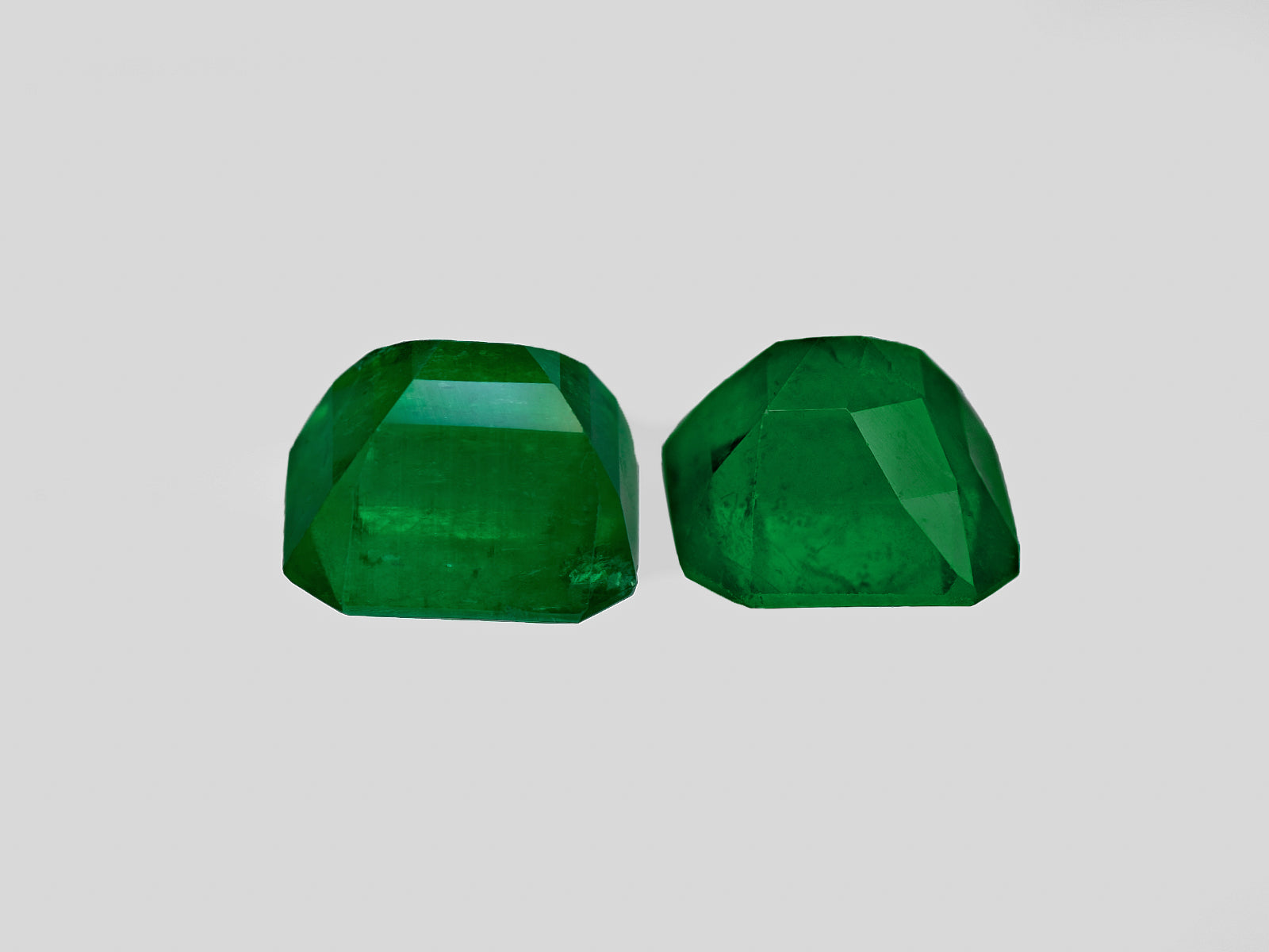 8801425-octagonal-rich-velvety-royal-green-grs-colombia-natural-emerald-4.86-ct