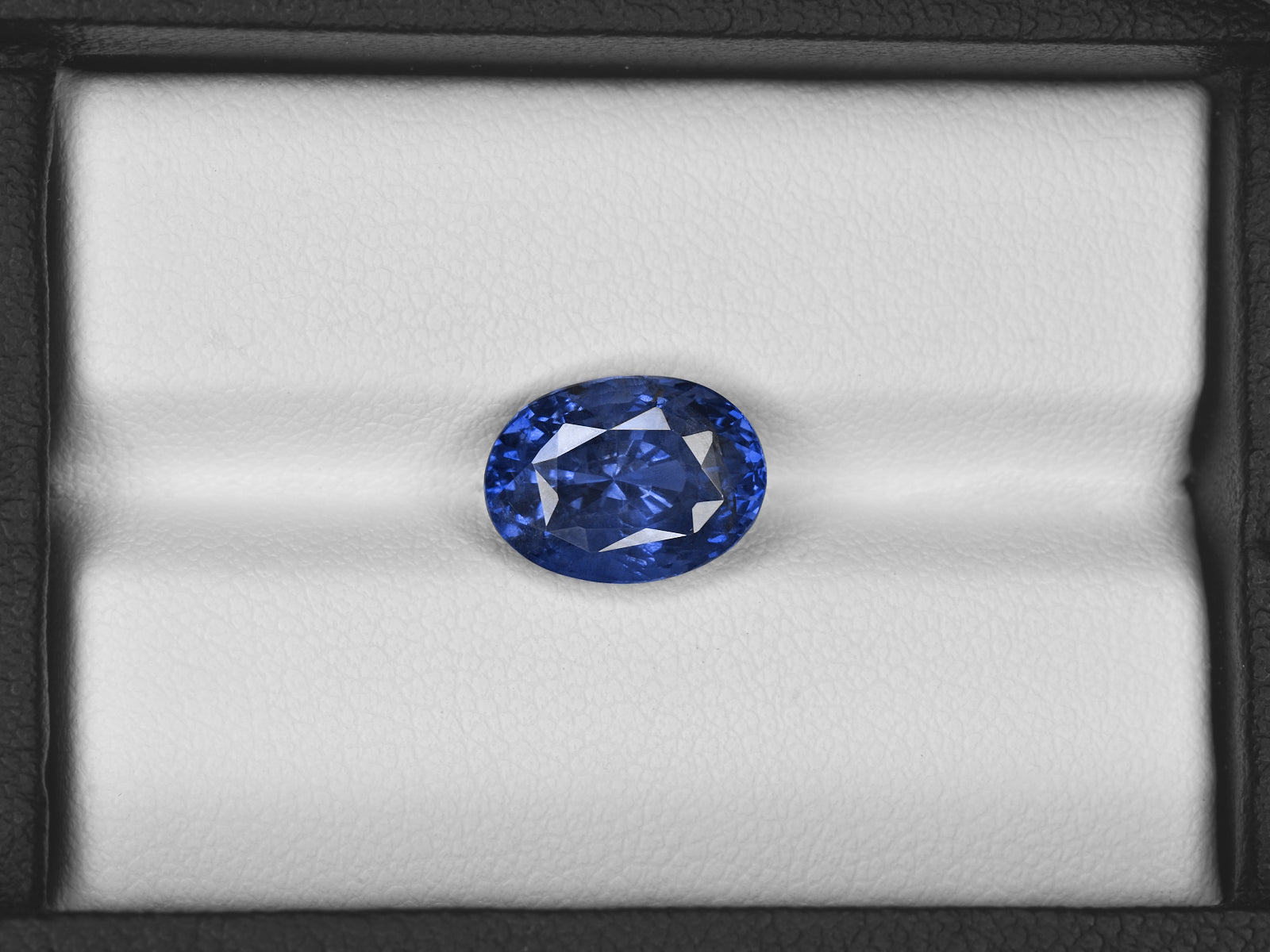 8801527-oval-deep-blue-grs-madagascar-natural-blue-sapphire-5.23-ct