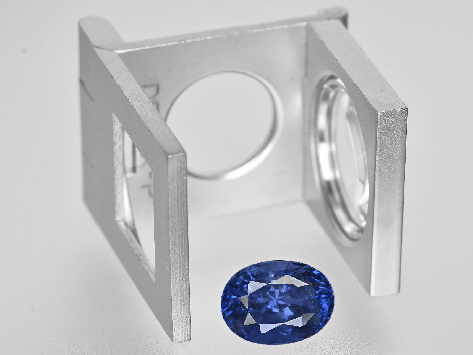 8801527-oval-deep-blue-grs-madagascar-natural-blue-sapphire-5.23-ct