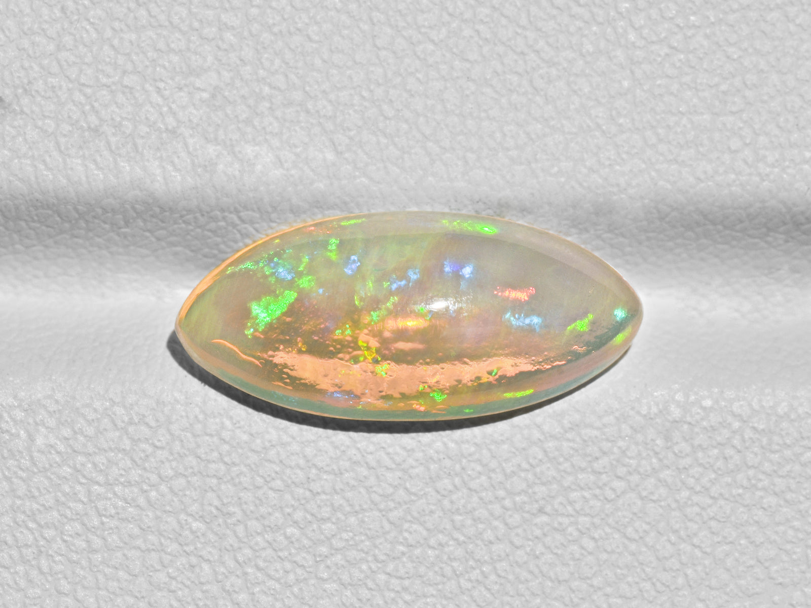 8801555-cabochon-light-yellow-with-green-&-orange-flashes-igi-ethiopia-natural-white-opal-4.31-ct