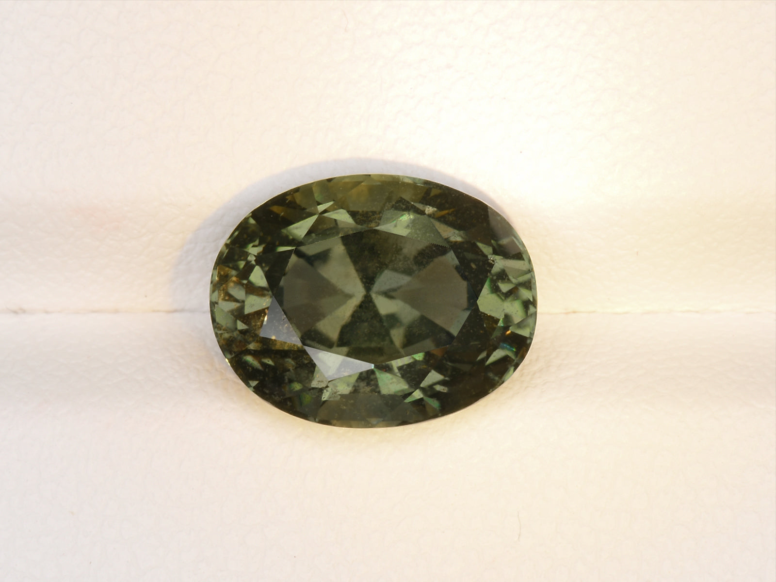 8801663-oval-fiery-deep-green-changing-to-purple-green-aigs-madagascar-natural-color-change-sapphire-5.46-ct