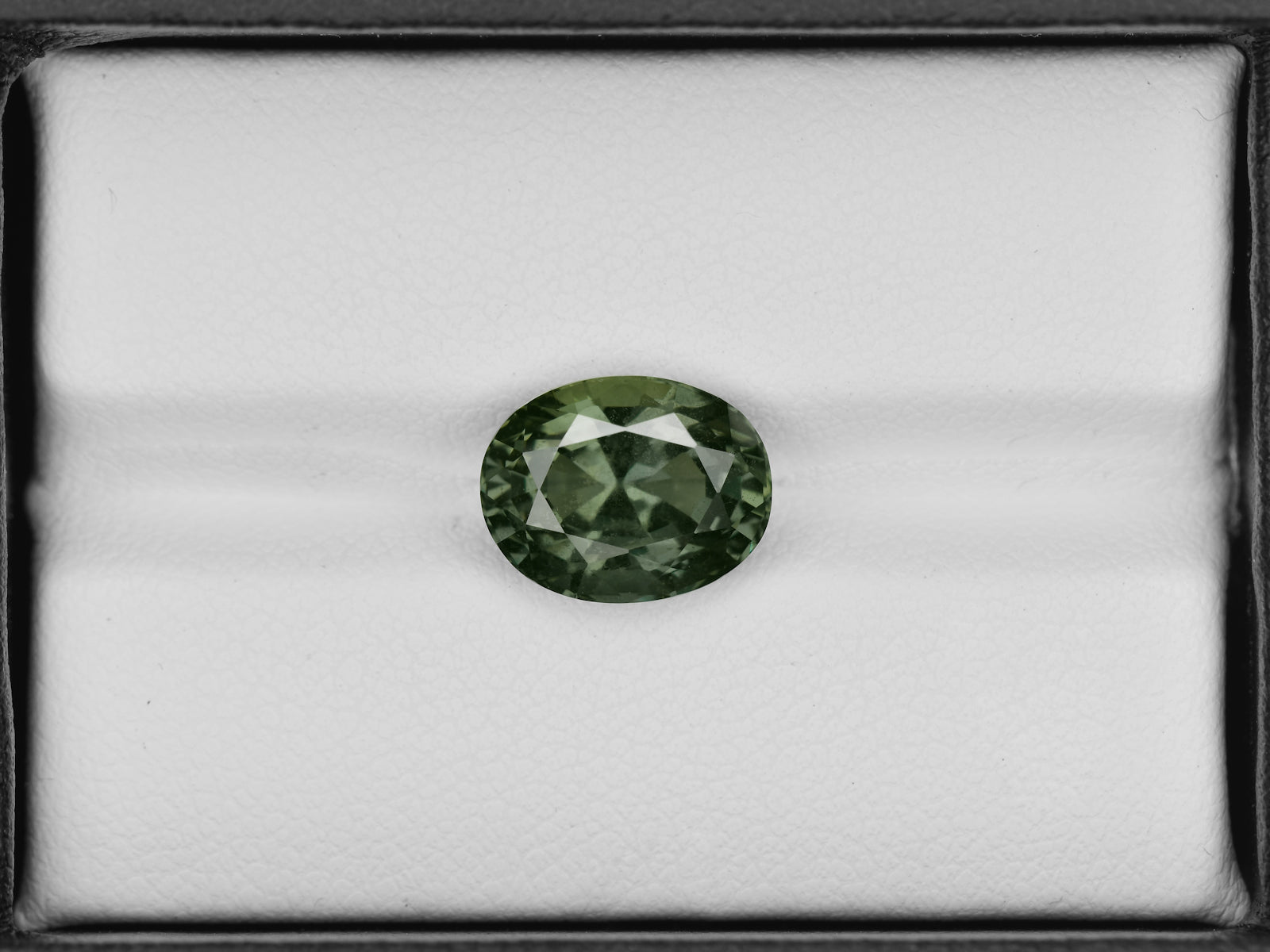 8801663-oval-fiery-deep-green-changing-to-purple-green-aigs-madagascar-natural-color-change-sapphire-5.46-ct