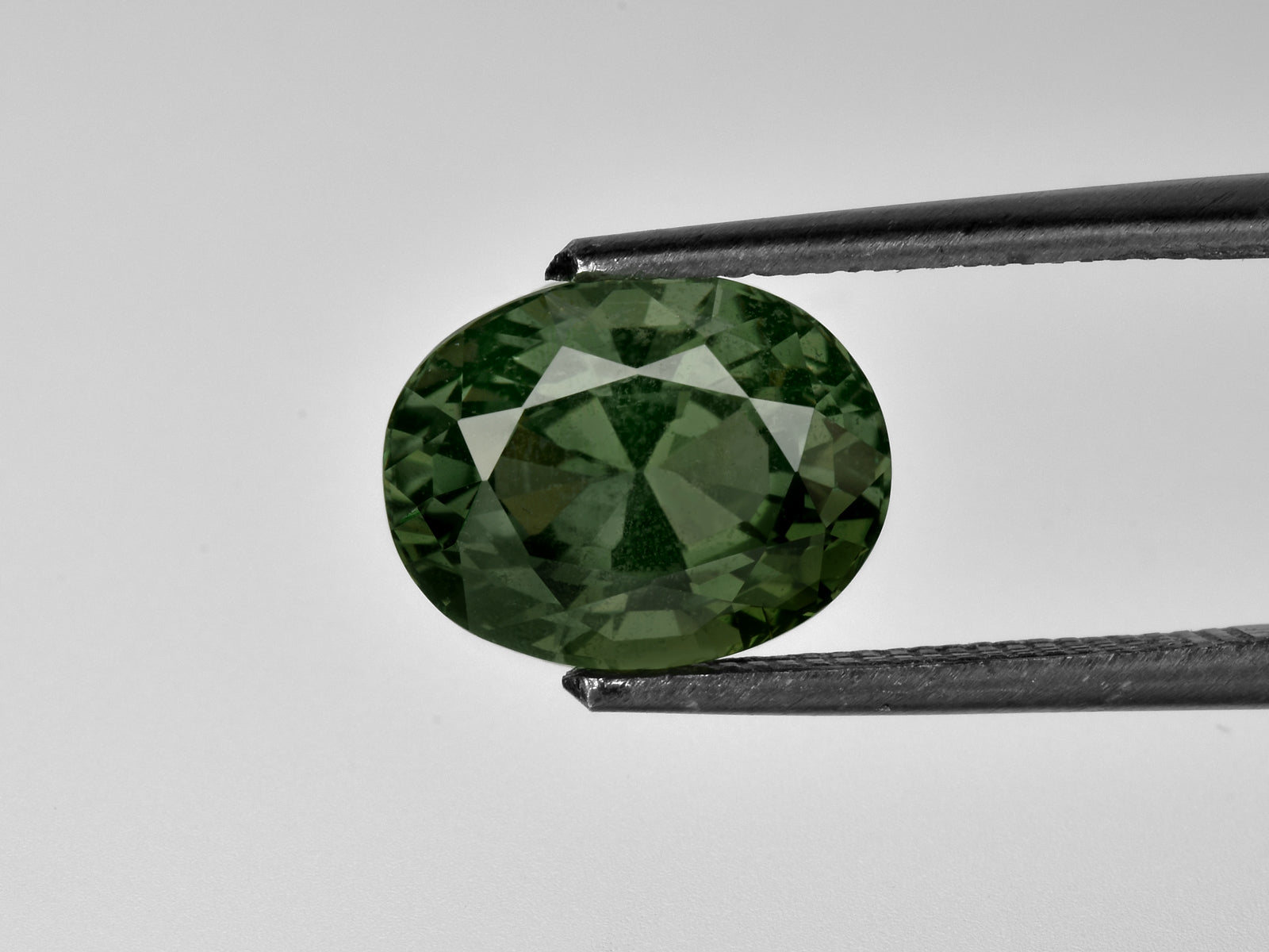 8801663-oval-fiery-deep-green-changing-to-purple-green-aigs-madagascar-natural-color-change-sapphire-5.46-ct