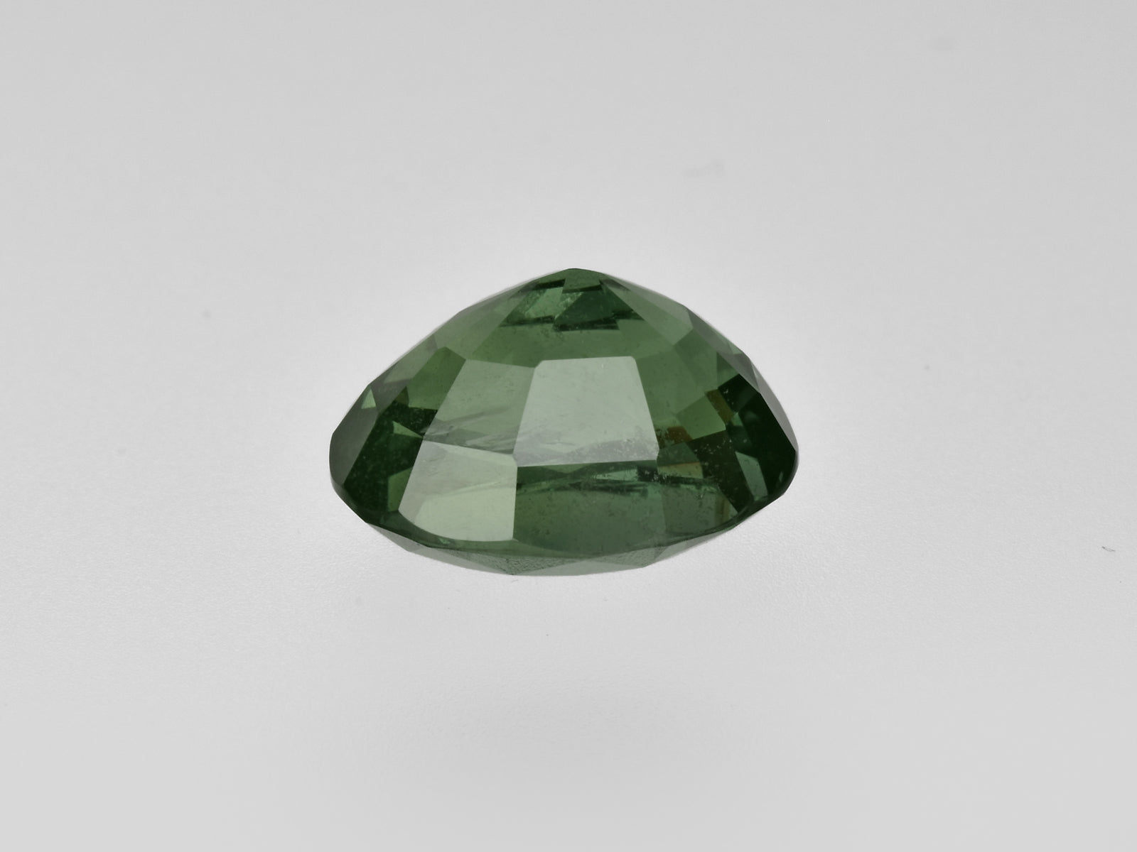 8801663-oval-fiery-deep-green-changing-to-purple-green-aigs-madagascar-natural-color-change-sapphire-5.46-ct