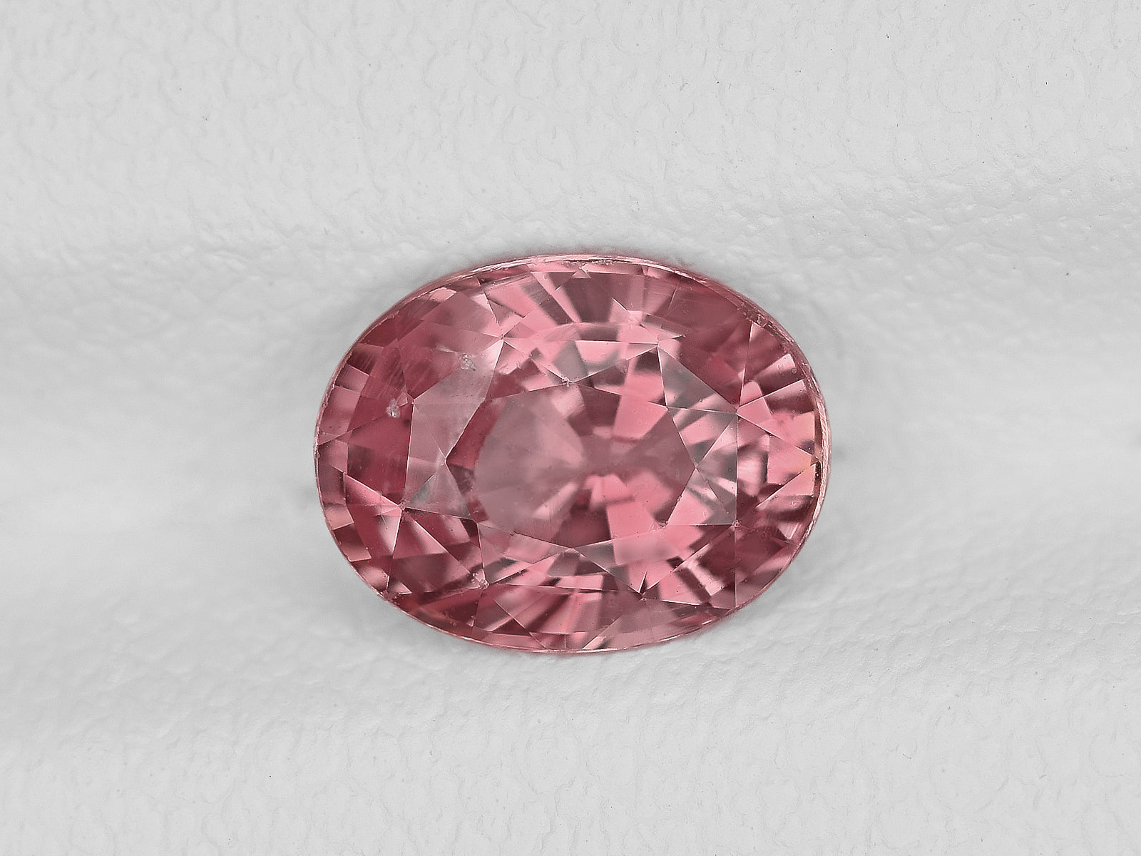 8801679-oval-lustrous-orangish-pink-gia-madagascar-natural-padparadscha-1.35-ct