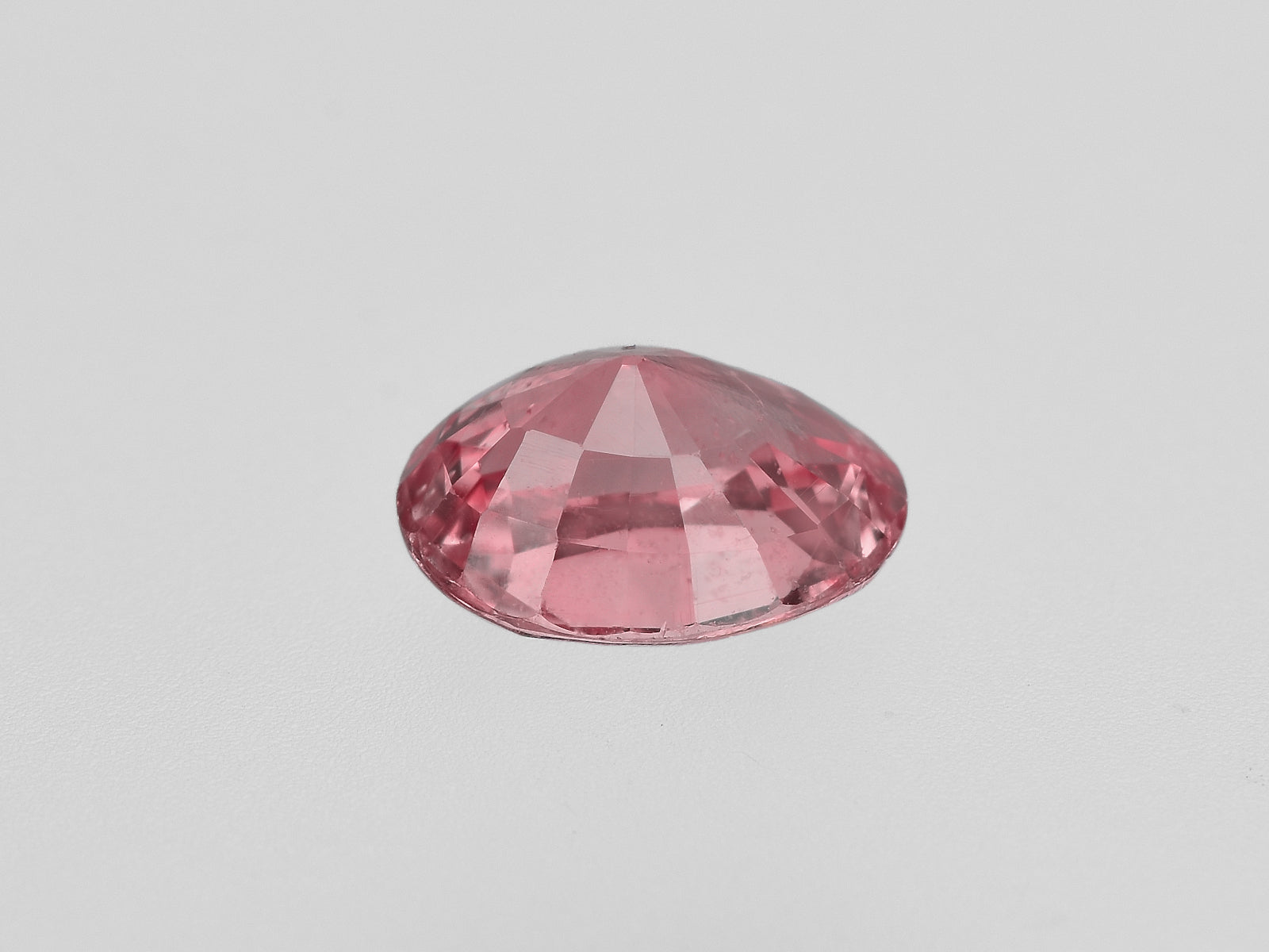8801679-oval-lustrous-orangish-pink-gia-madagascar-natural-padparadscha-1.35-ct