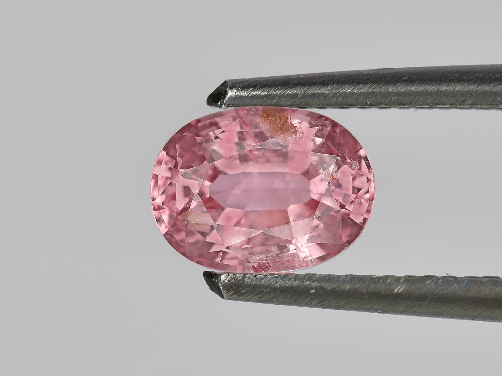 8801682-oval-lustrous-orangy-pink-gia-madagascar-natural-padparadscha-1.21-ct