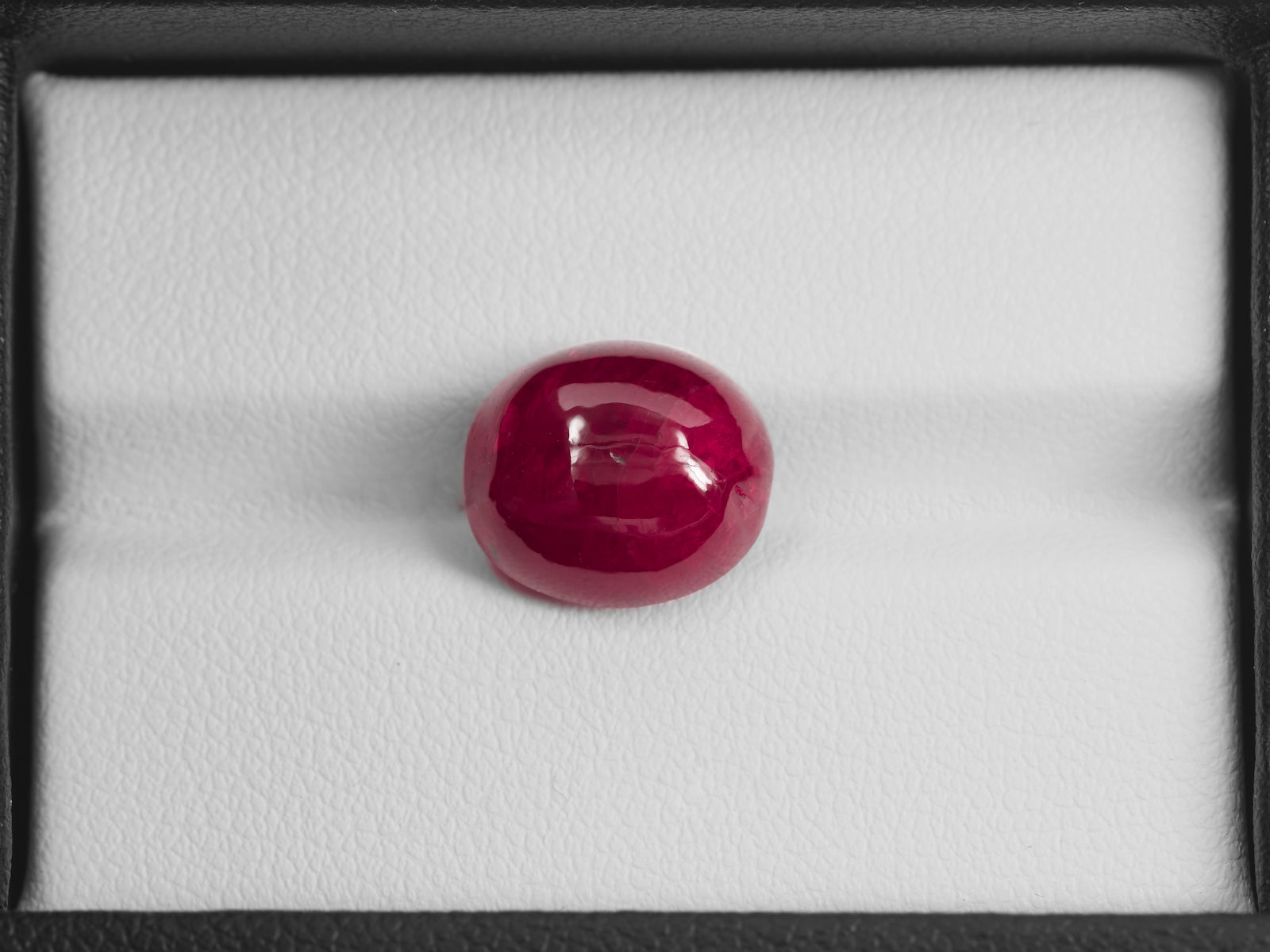 8801689-cabochon-pigeon-blood-red-grs-burma-natural-ruby-8.53-ct