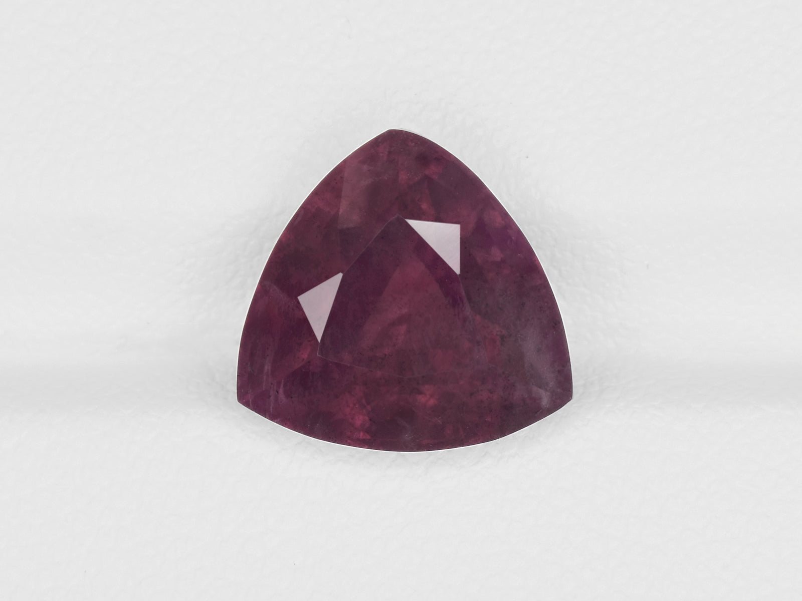 8801692-triangular-greyish-violet-changing-to-purplish-red-grs-kashmir-natural-color-change-sapphire-6.15-ct
