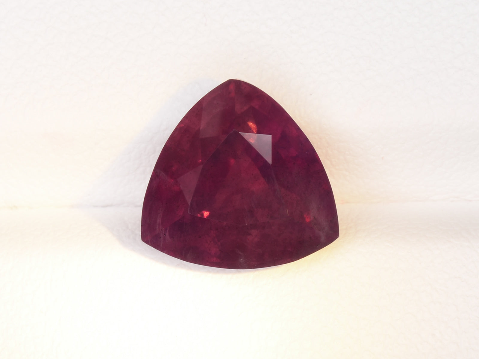 8801692-triangular-greyish-violet-changing-to-purplish-red-grs-kashmir-natural-color-change-sapphire-6.15-ct