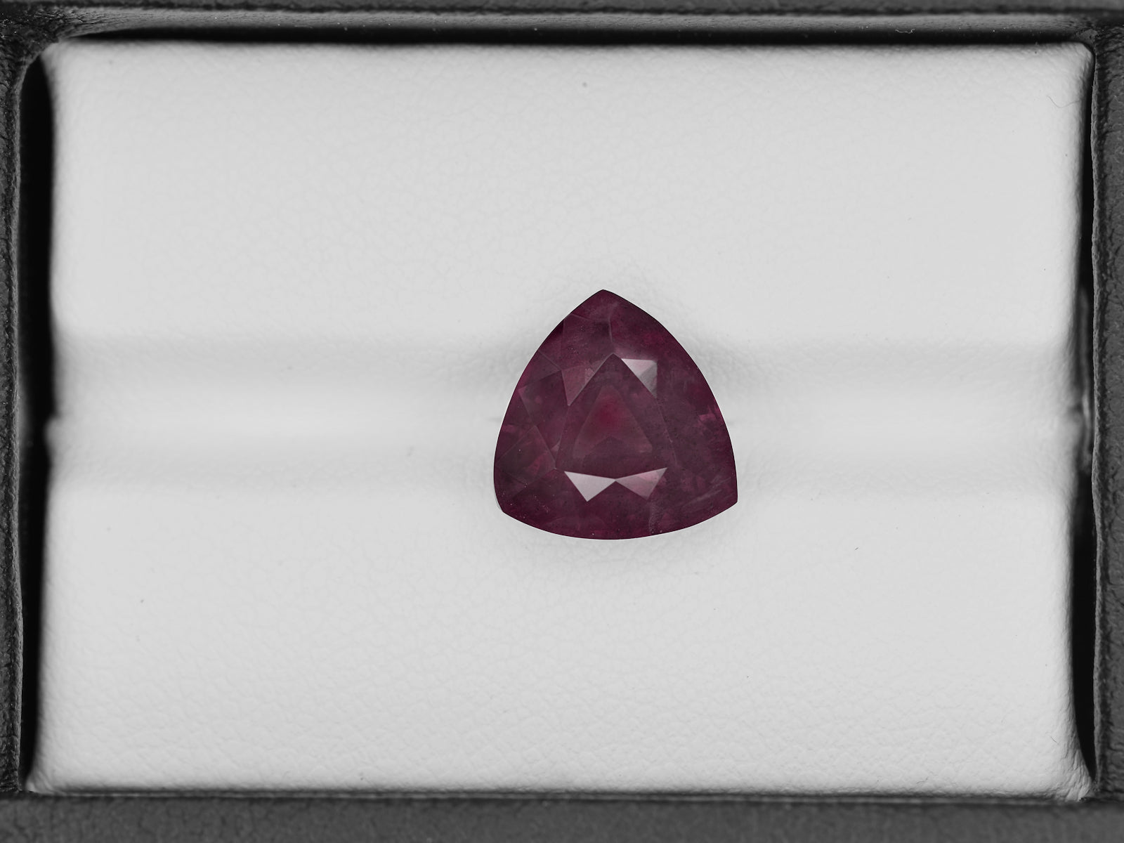 8801692-triangular-greyish-violet-changing-to-purplish-red-grs-kashmir-natural-color-change-sapphire-6.15-ct