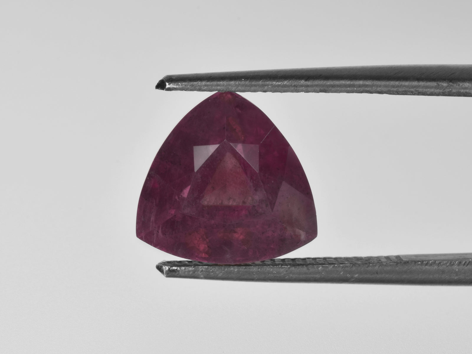 8801692-triangular-greyish-violet-changing-to-purplish-red-grs-kashmir-natural-color-change-sapphire-6.15-ct