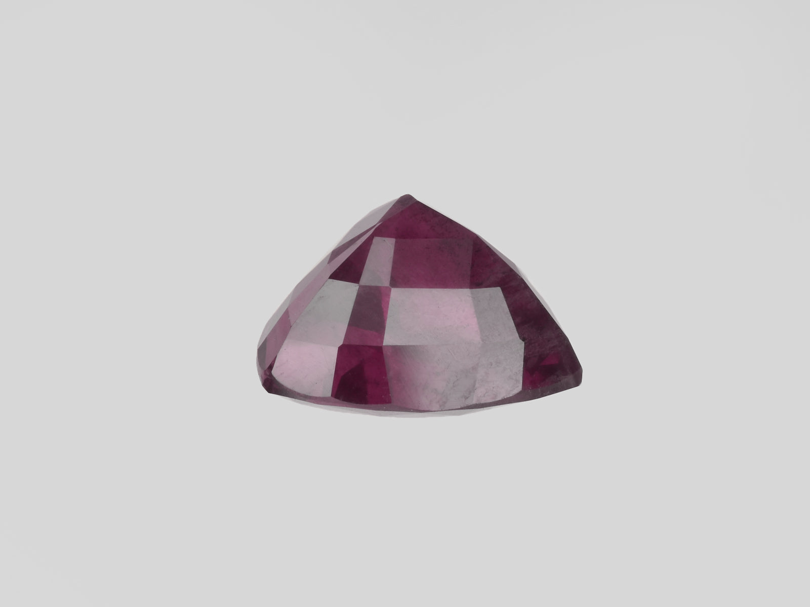 8801692-triangular-greyish-violet-changing-to-purplish-red-grs-kashmir-natural-color-change-sapphire-6.15-ct