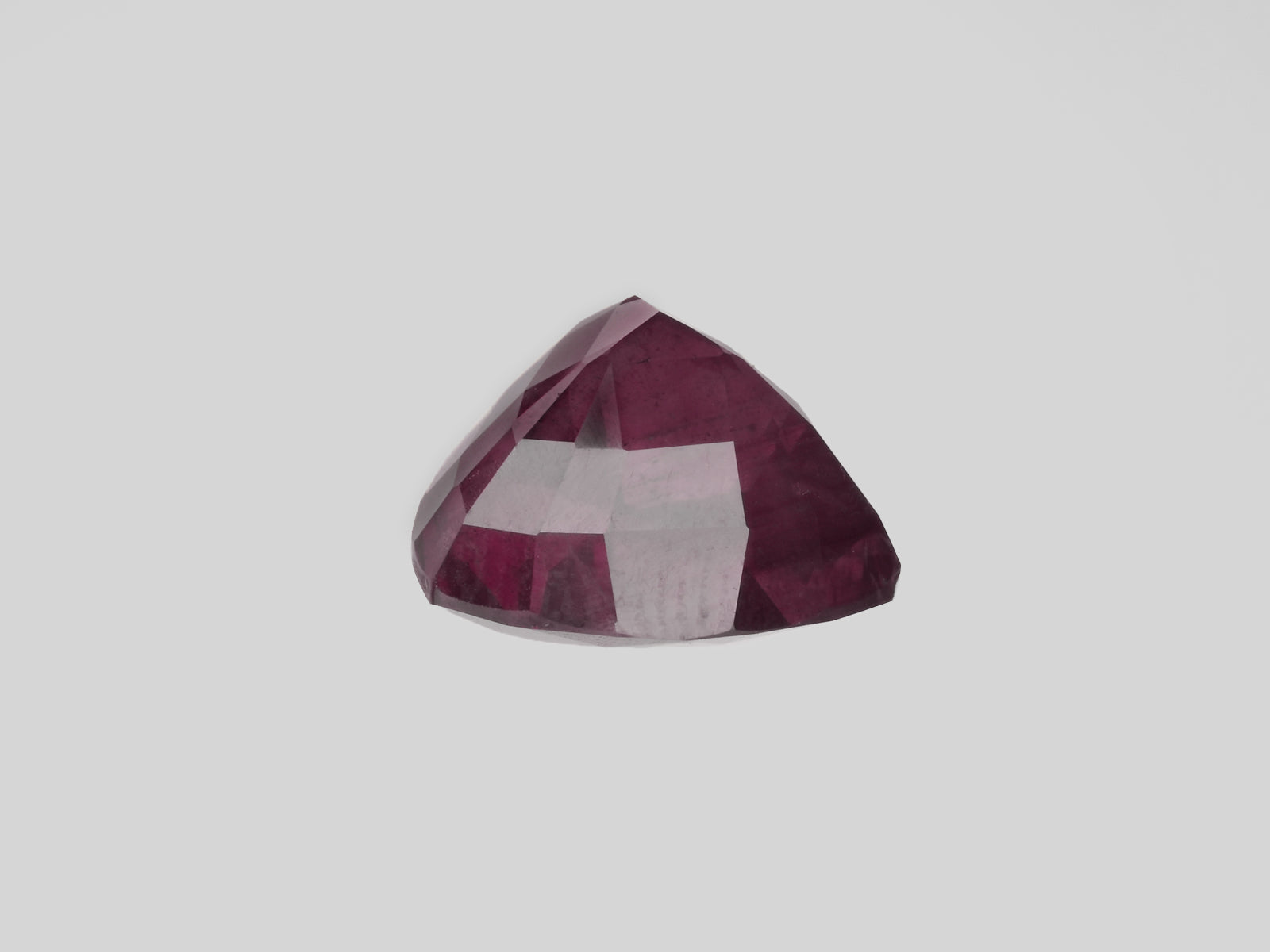 8801692-triangular-greyish-violet-changing-to-purplish-red-grs-kashmir-natural-color-change-sapphire-6.15-ct