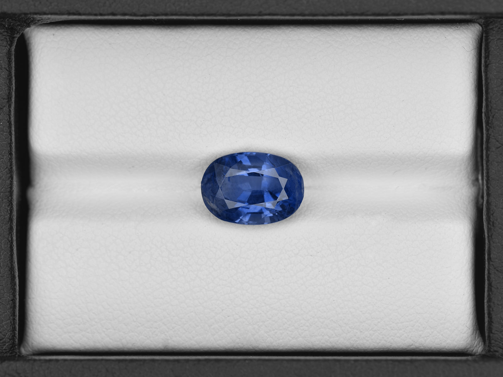 8801695-oval-intense-blue-grs-kashmir-natural-blue-sapphire-4.09-ct