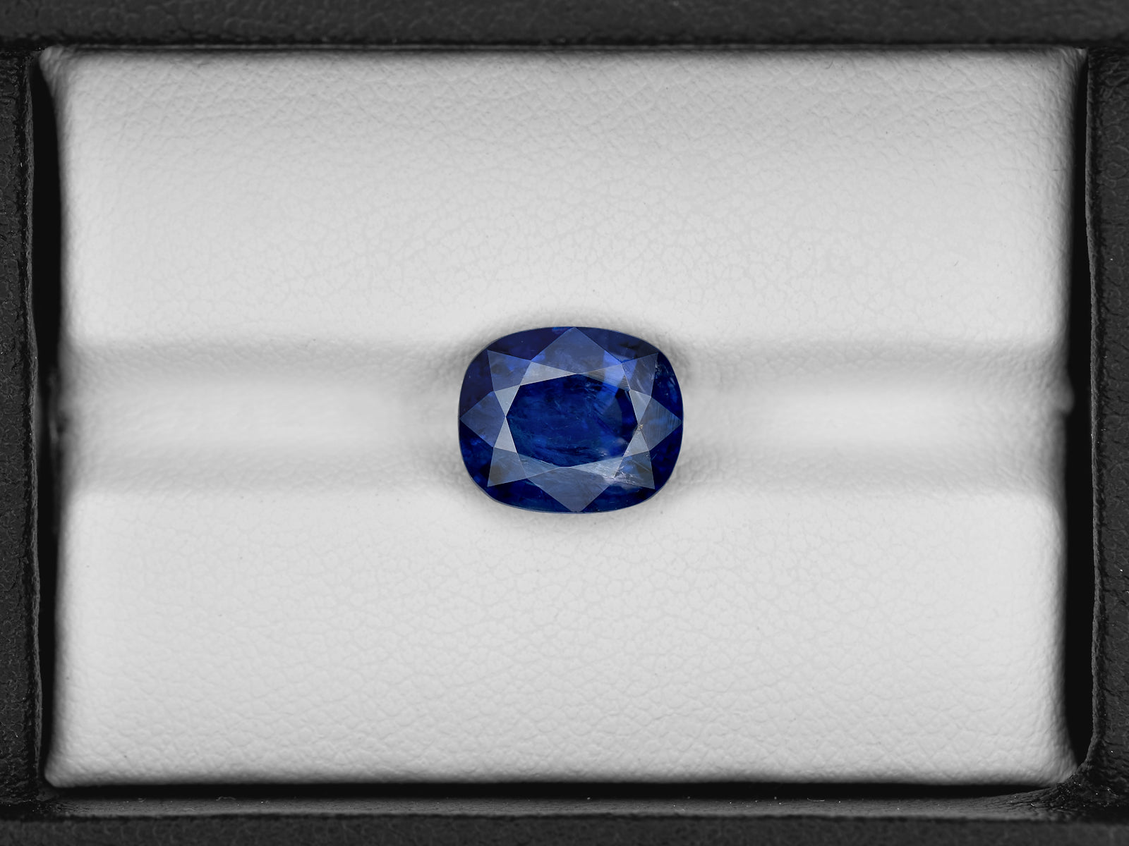 8801699-oval-royal-blue-grs-kashmir-natural-blue-sapphire-4.36-ct