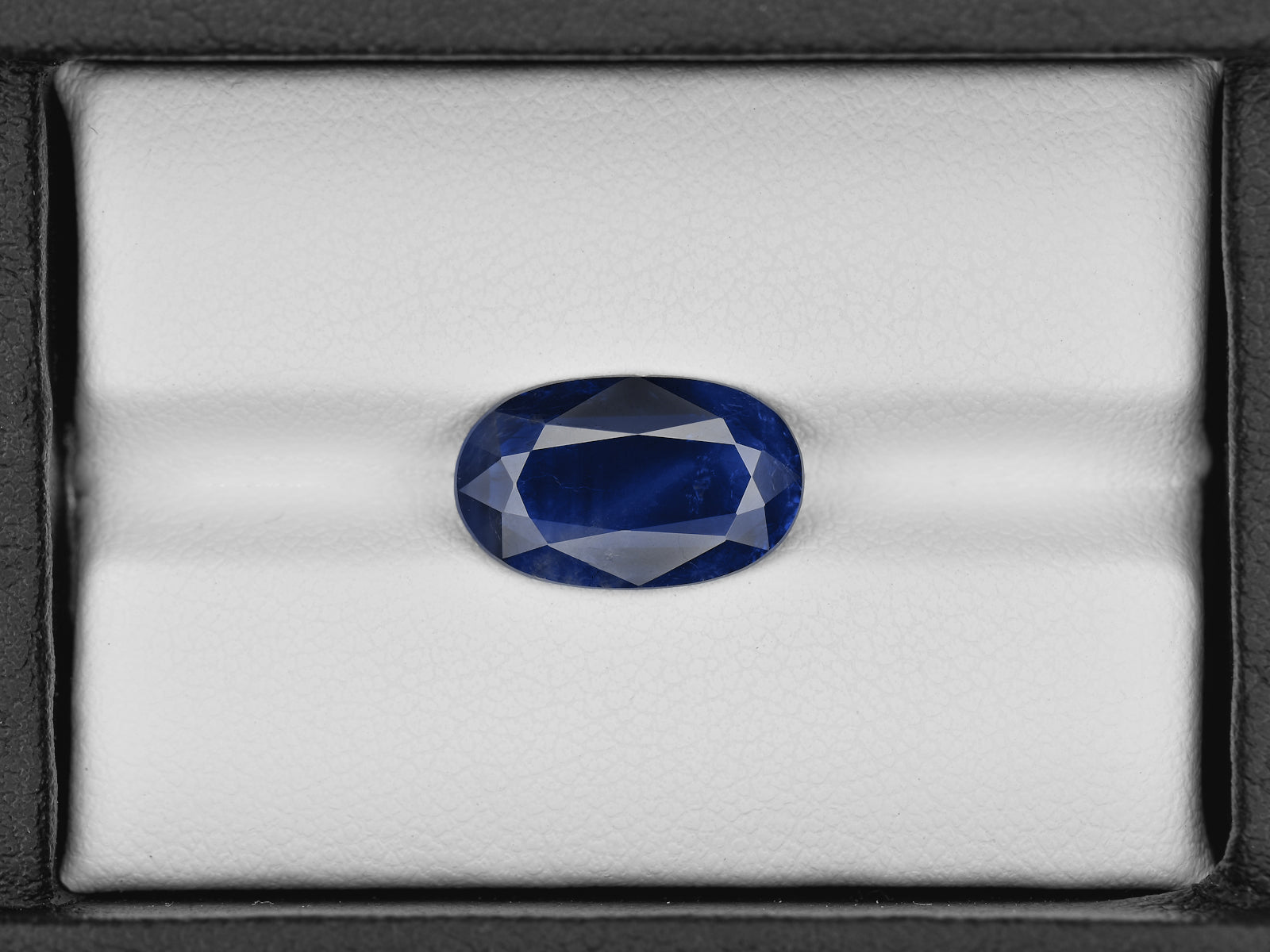 8801700-oval-deep-blue-grs-kashmir-natural-blue-sapphire-3.78-ct