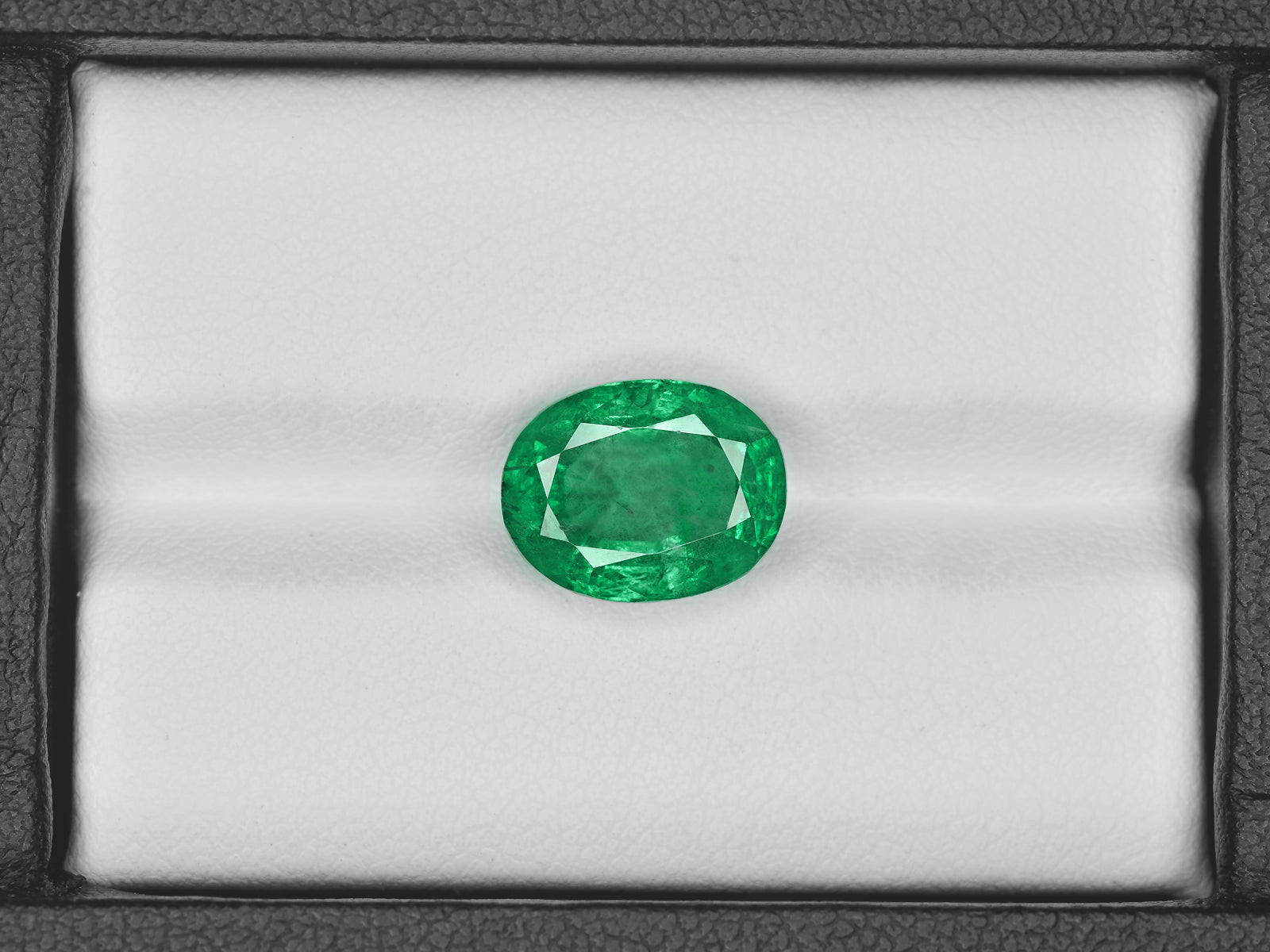 8801757-oval-lively-green-zambia-natural-emerald-4.71-ct