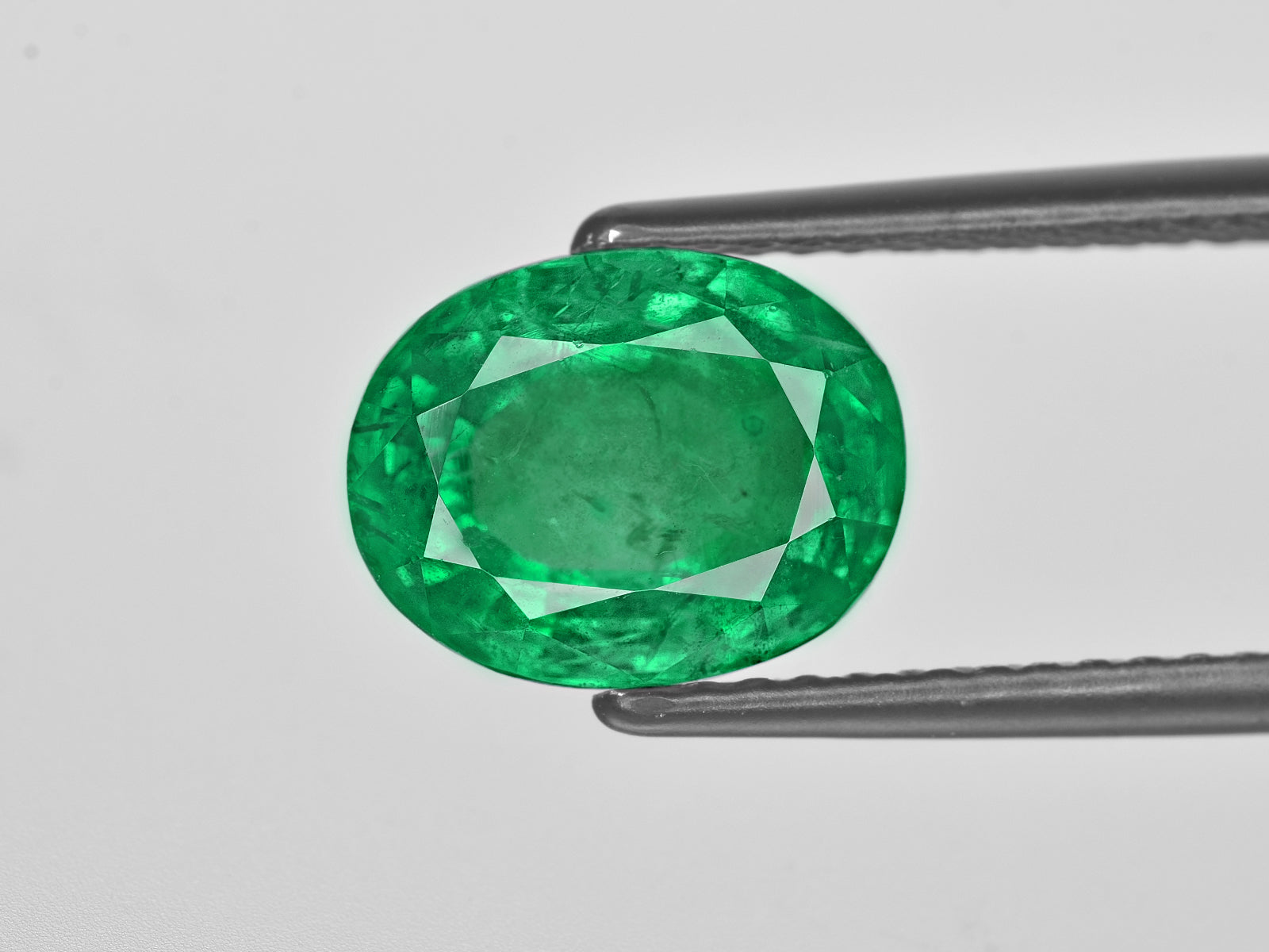 8801757-oval-lively-green-zambia-natural-emerald-4.71-ct