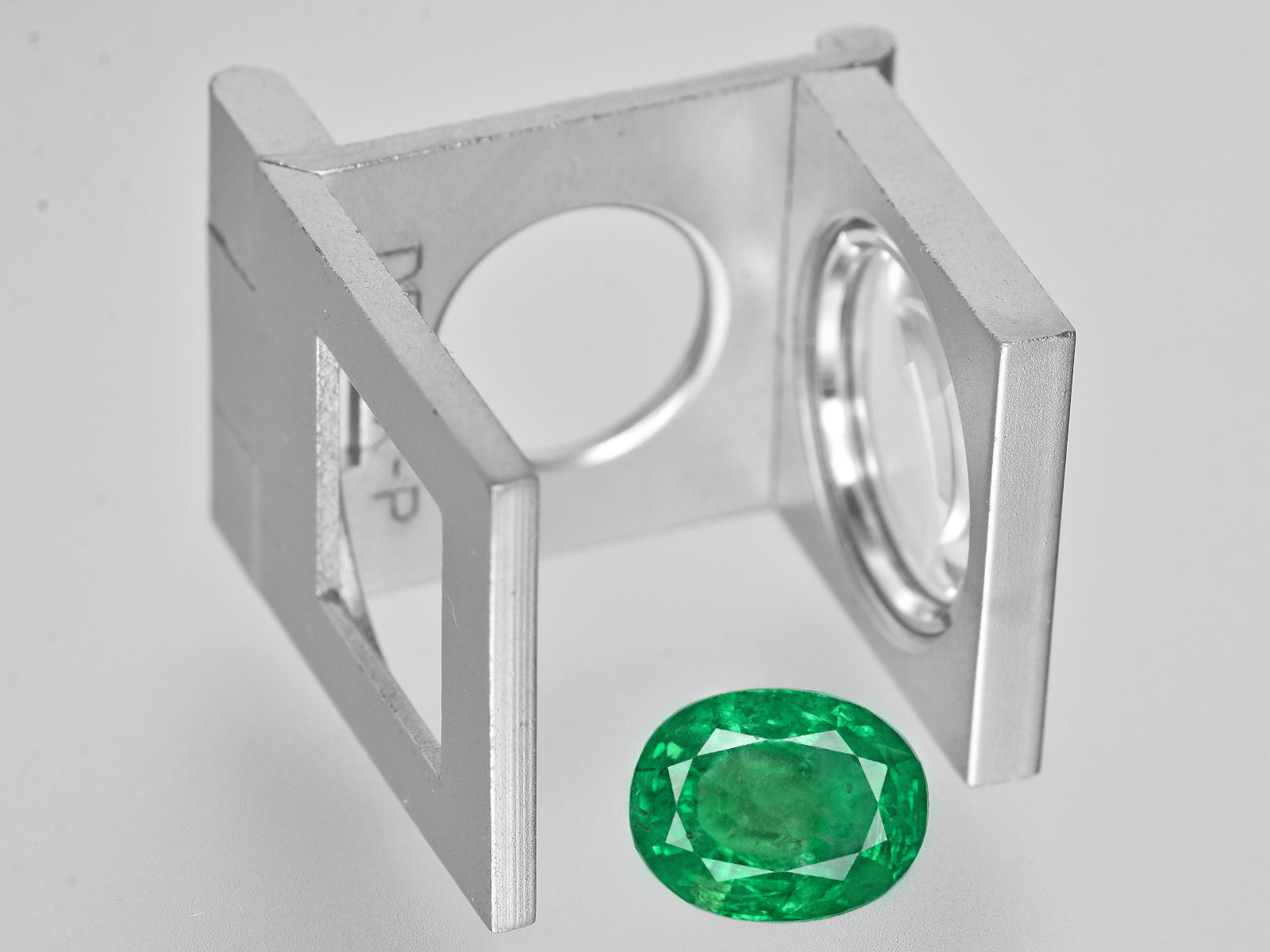 8801757-oval-lively-green-zambia-natural-emerald-4.71-ct