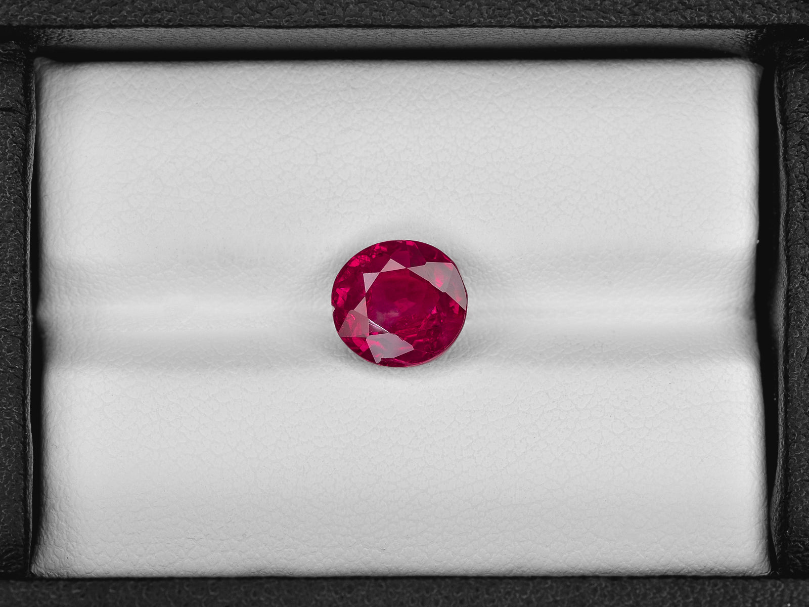 8801770-oval-fiery-rich-pinkish-red-gii-burma-natural-ruby-3.11-ct
