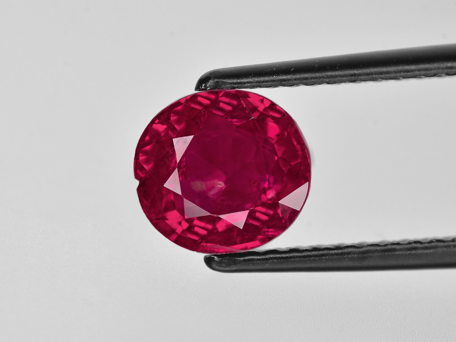 8801770-oval-fiery-rich-pinkish-red-gii-burma-natural-ruby-3.11-ct