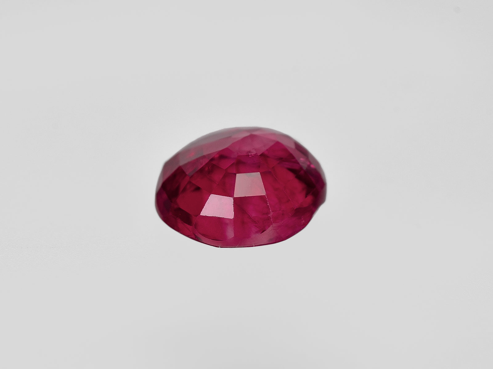 8801770-oval-fiery-rich-pinkish-red-gii-burma-natural-ruby-3.11-ct