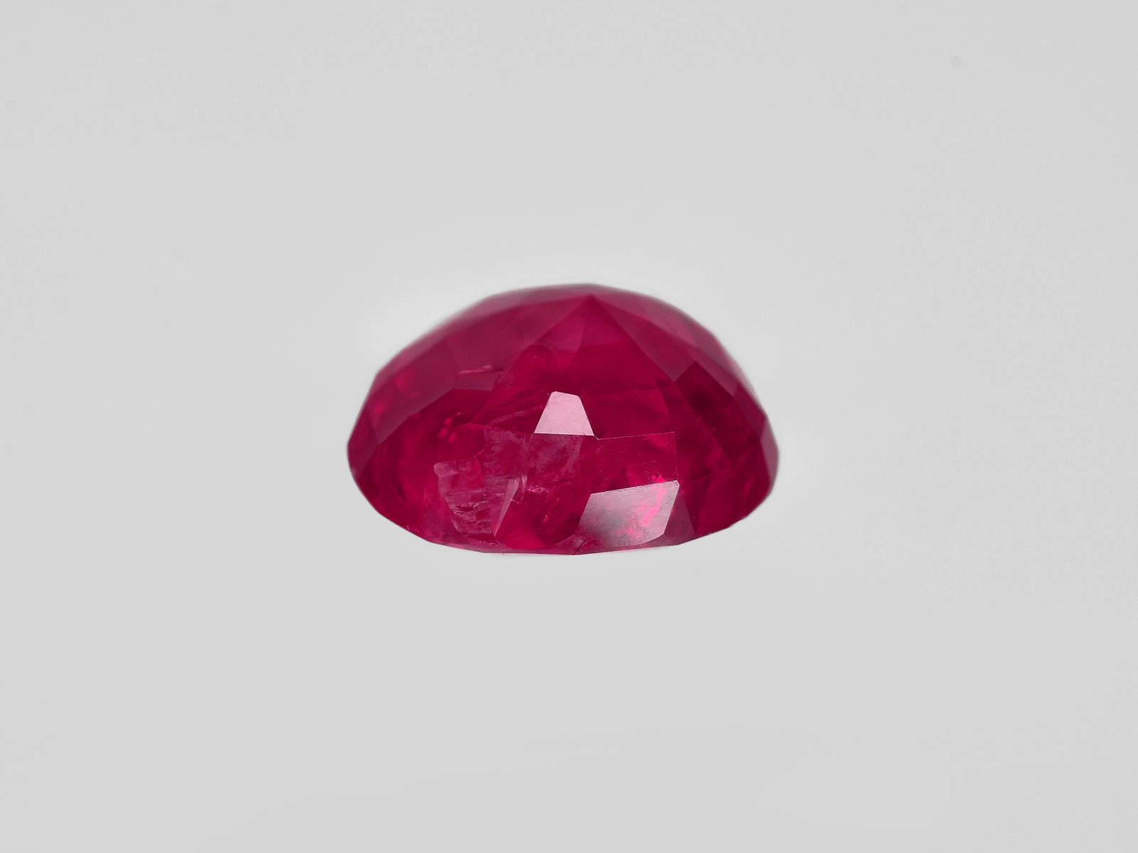 8801775-oval-velvety-pinkish-red-gii-burma-natural-ruby-3.76-ct