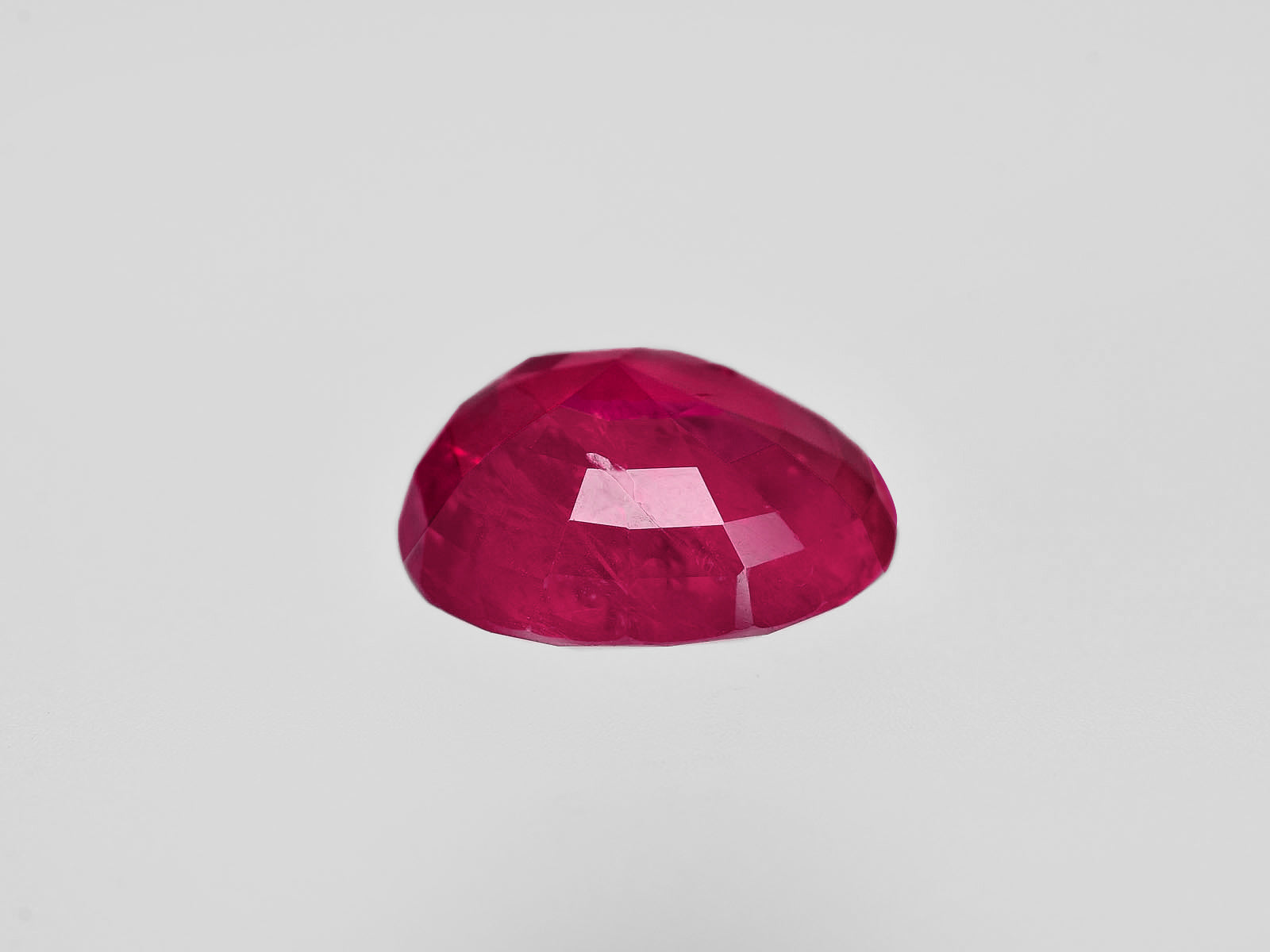 8801775-oval-velvety-pinkish-red-gii-burma-natural-ruby-3.76-ct