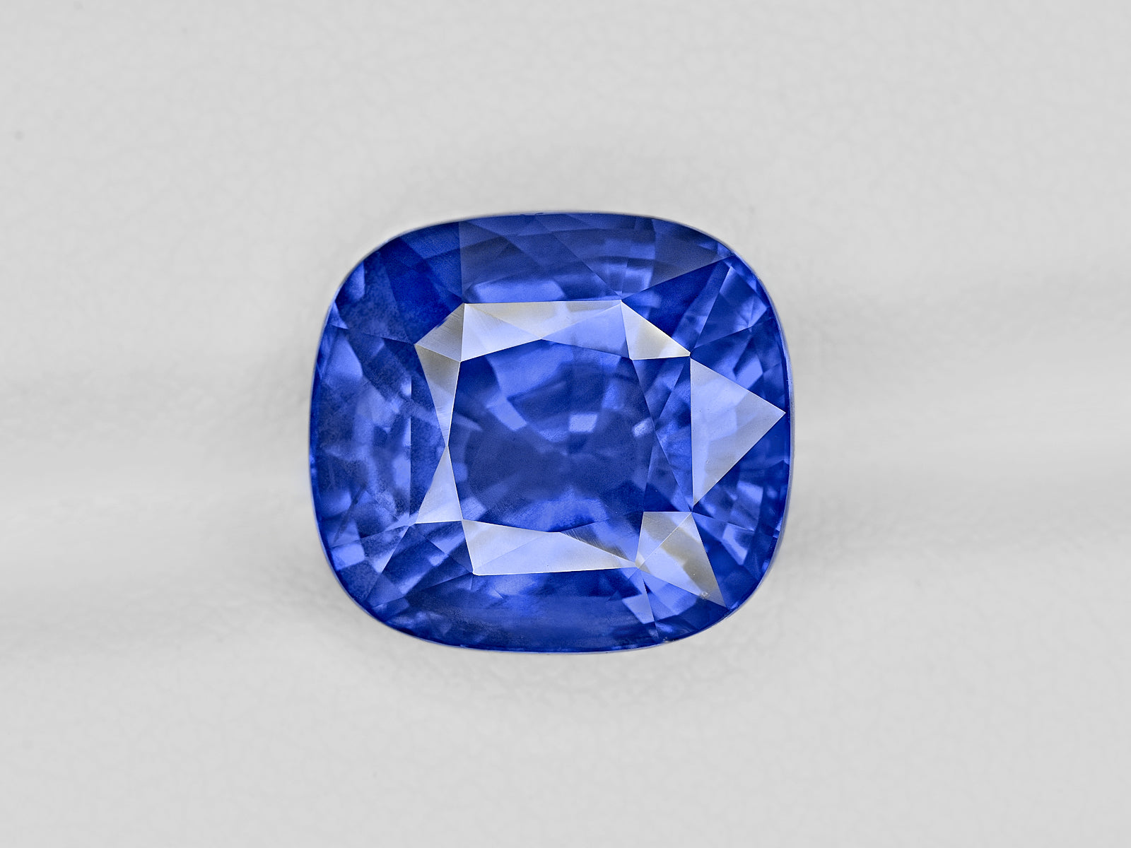 8801820-cushion-lustrous-cornflower-blue-grs-sri-lanka-natural-blue-sapphire-10.23-ct