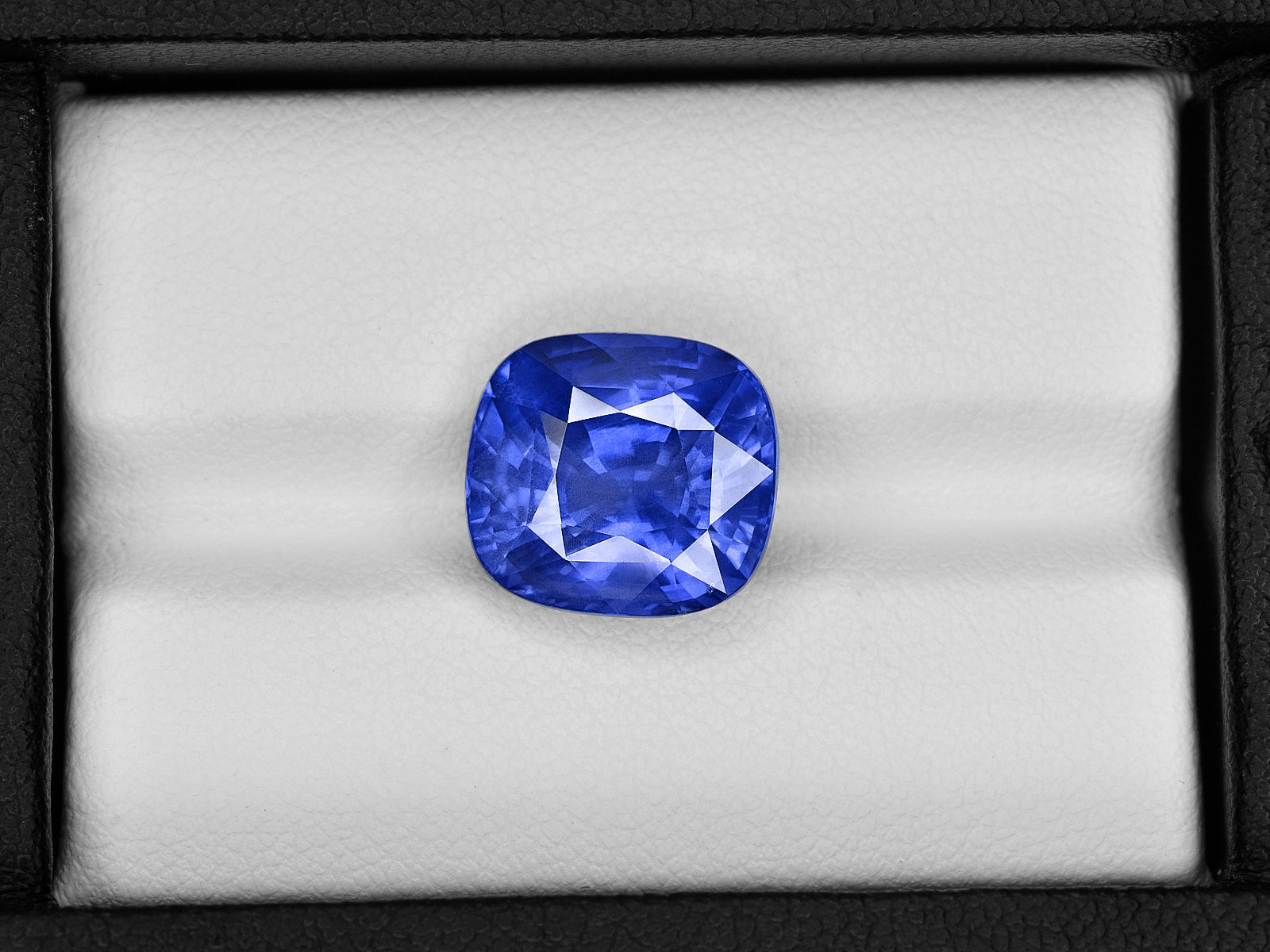8801820-cushion-lustrous-cornflower-blue-grs-sri-lanka-natural-blue-sapphire-10.23-ct
